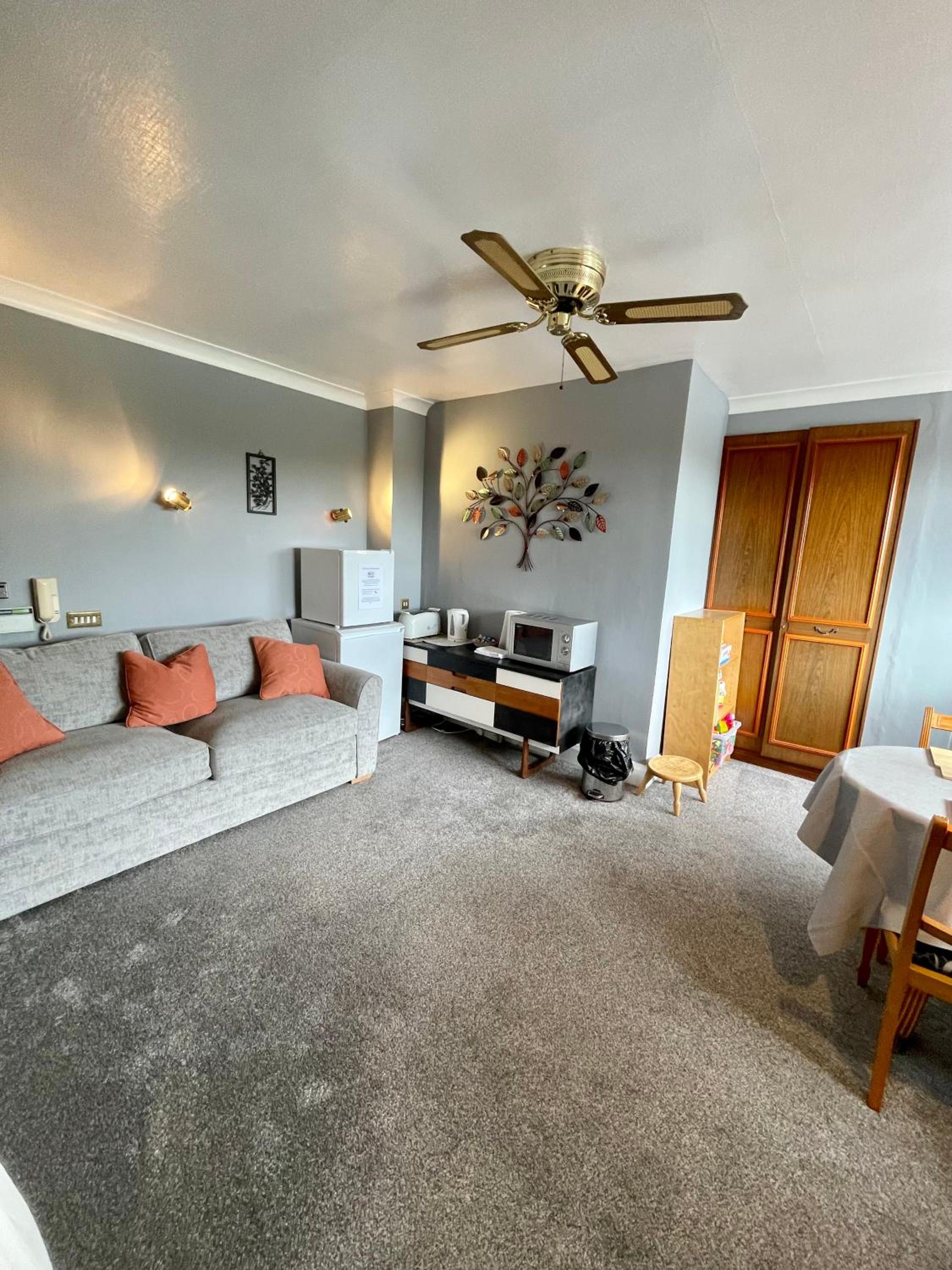 Large Double Room - Photo 9