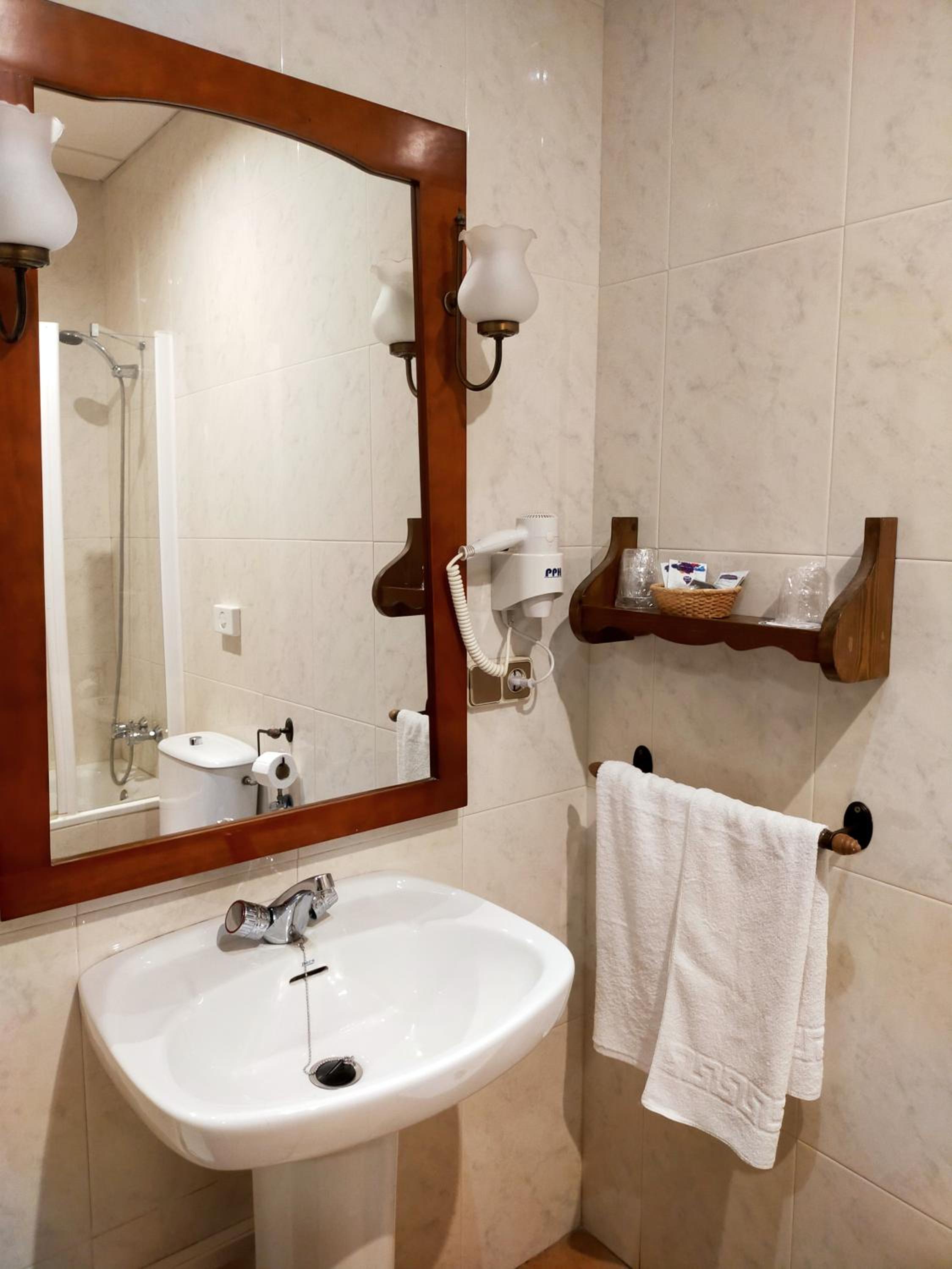Double or Twin Room - Photo 2
