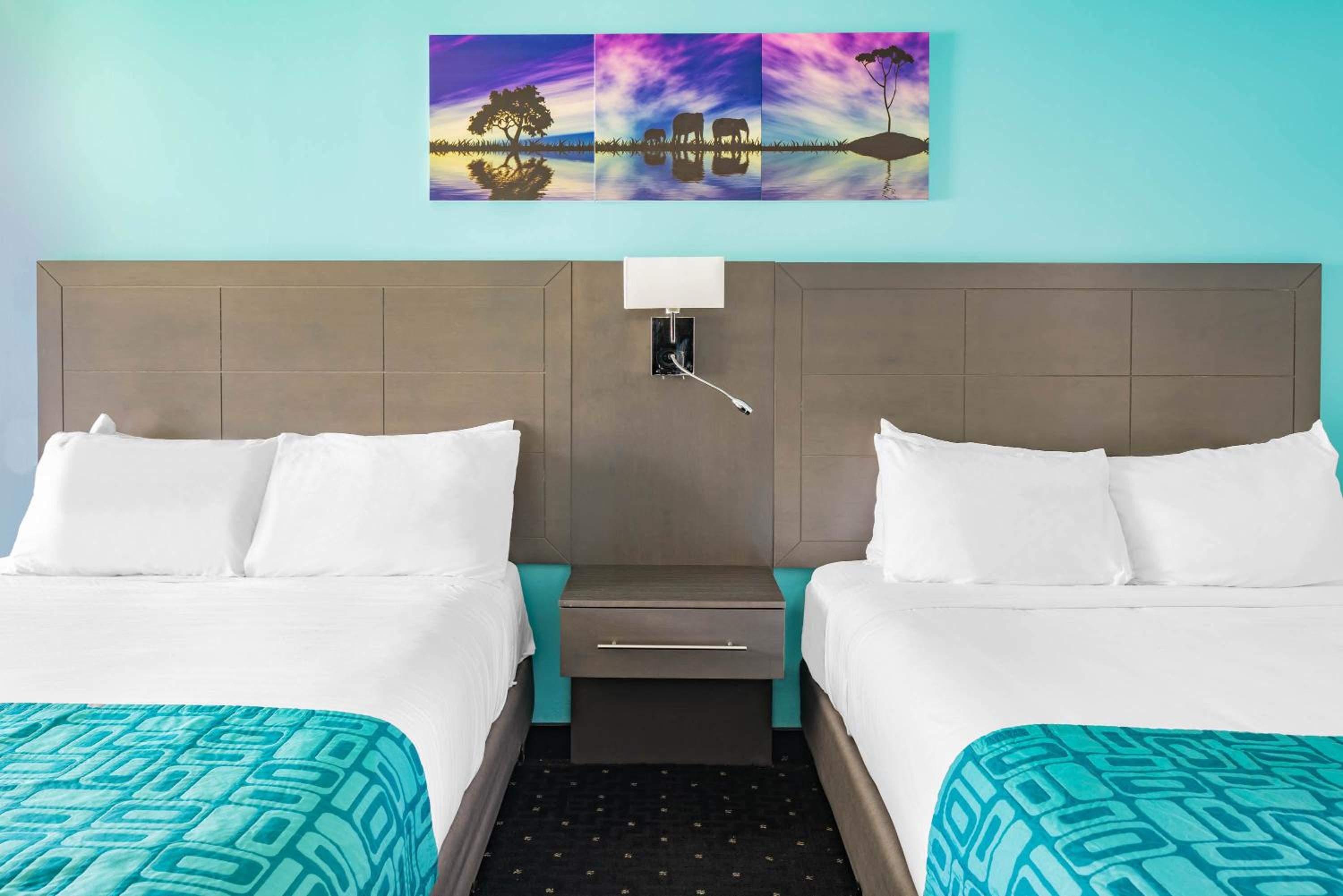 Queen Room with Two Queen Beds - Non-Smoking - Photo 4