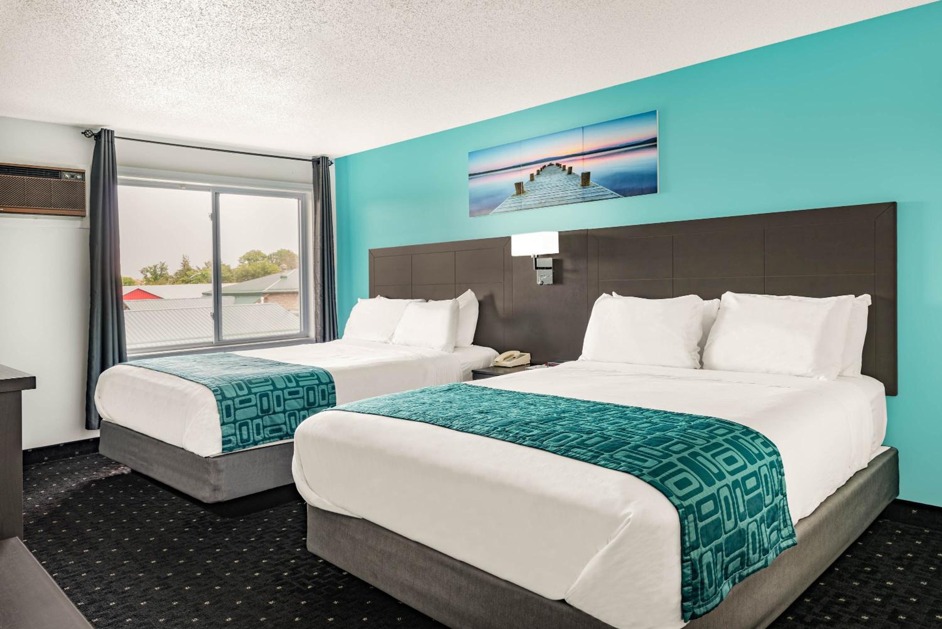 Deluxe Queen Room with Two Queen Beds - Non-Smoking - Photo 2