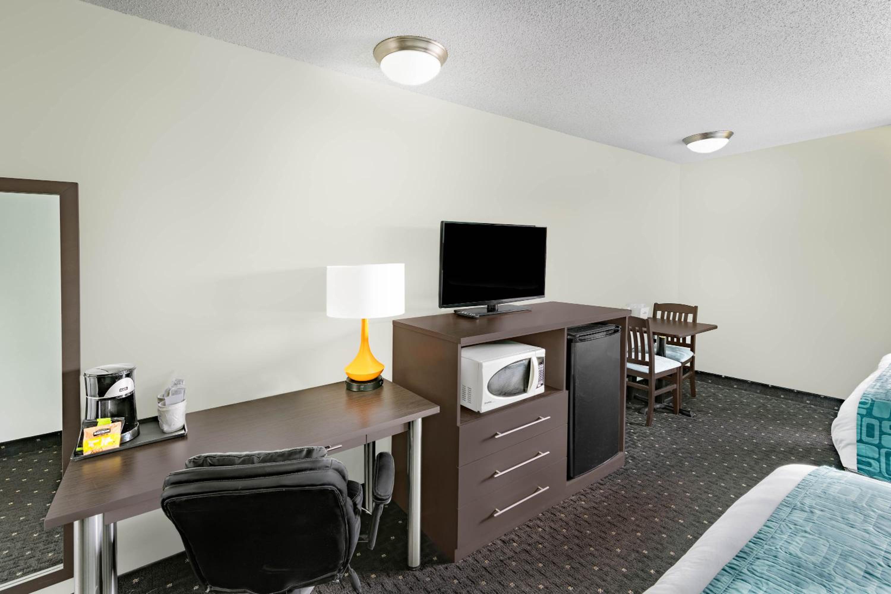 Deluxe Queen Room with Two Queen Beds - Non-Smoking - Photo 3