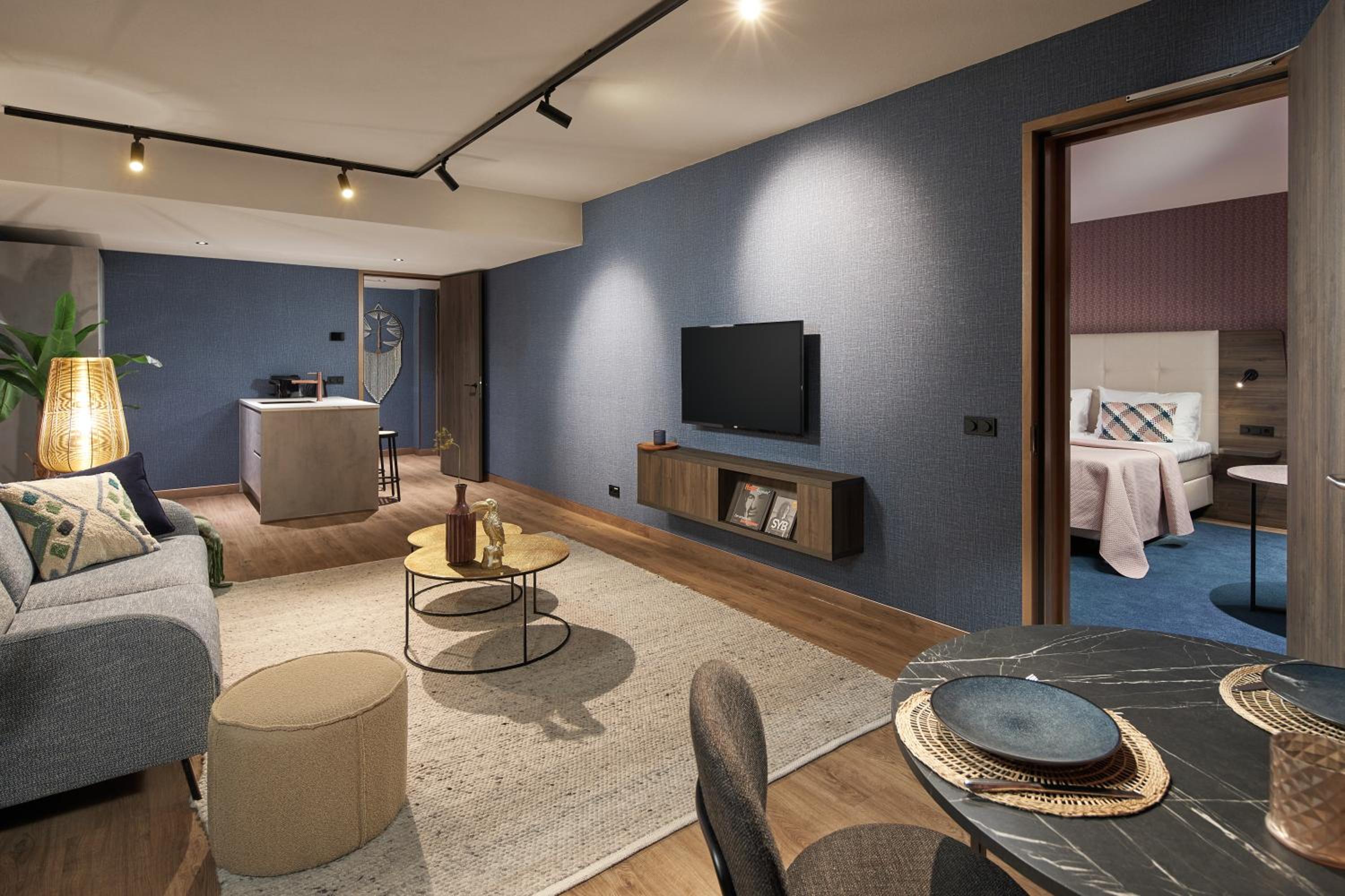 Executive Suite - Photo 6