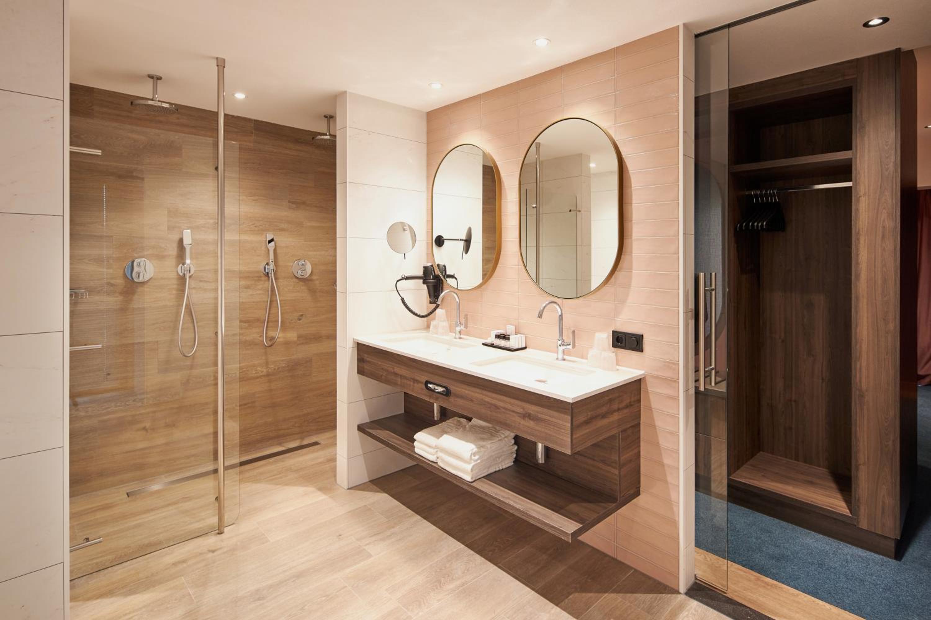 Executive Suite - Photo 3