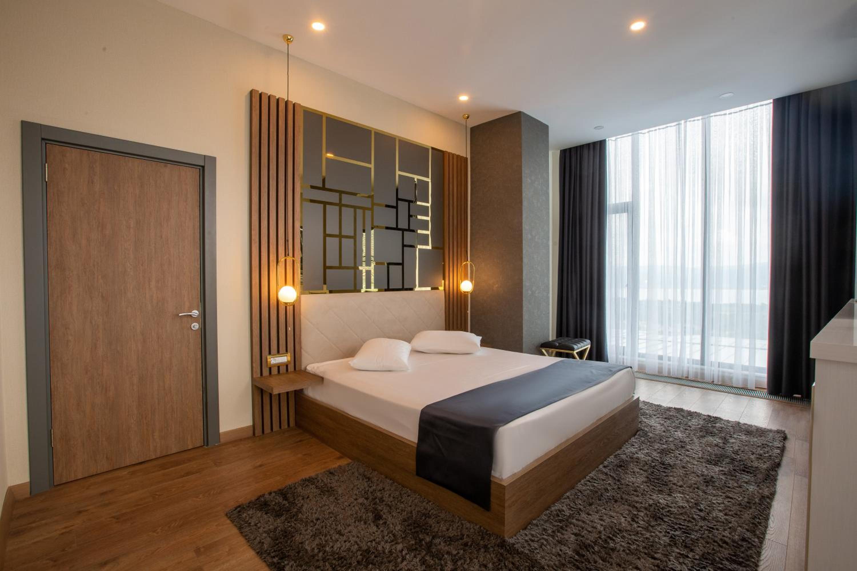 Presidential Suite with Lake View