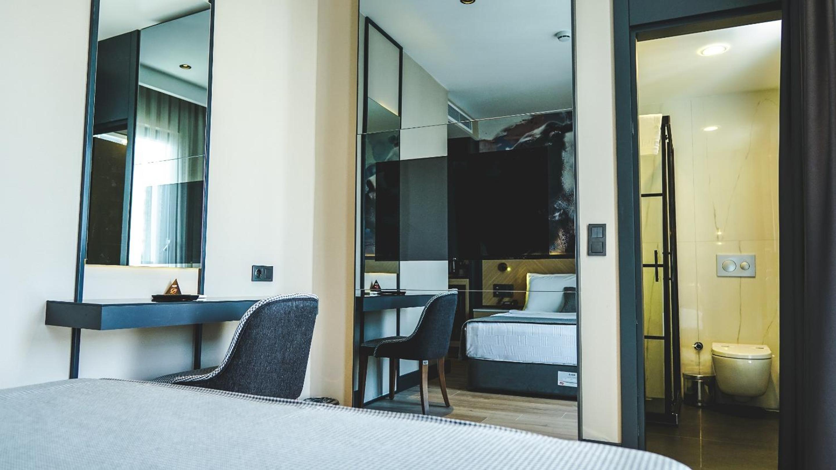 Budget Double Room thumbnail 5