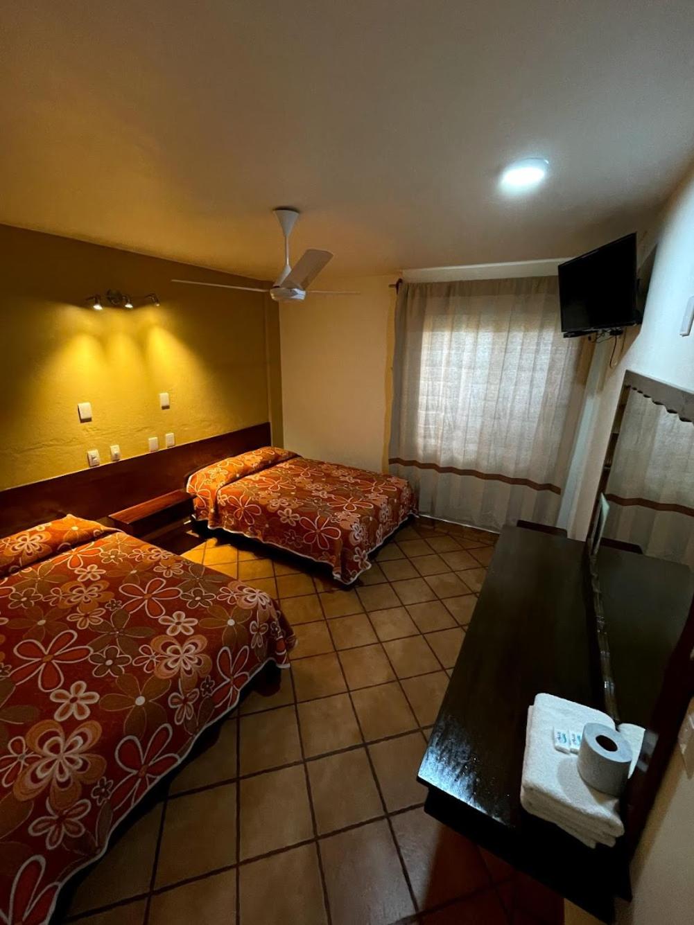 Standard Queen Room with Two Queen Beds - Photo 5