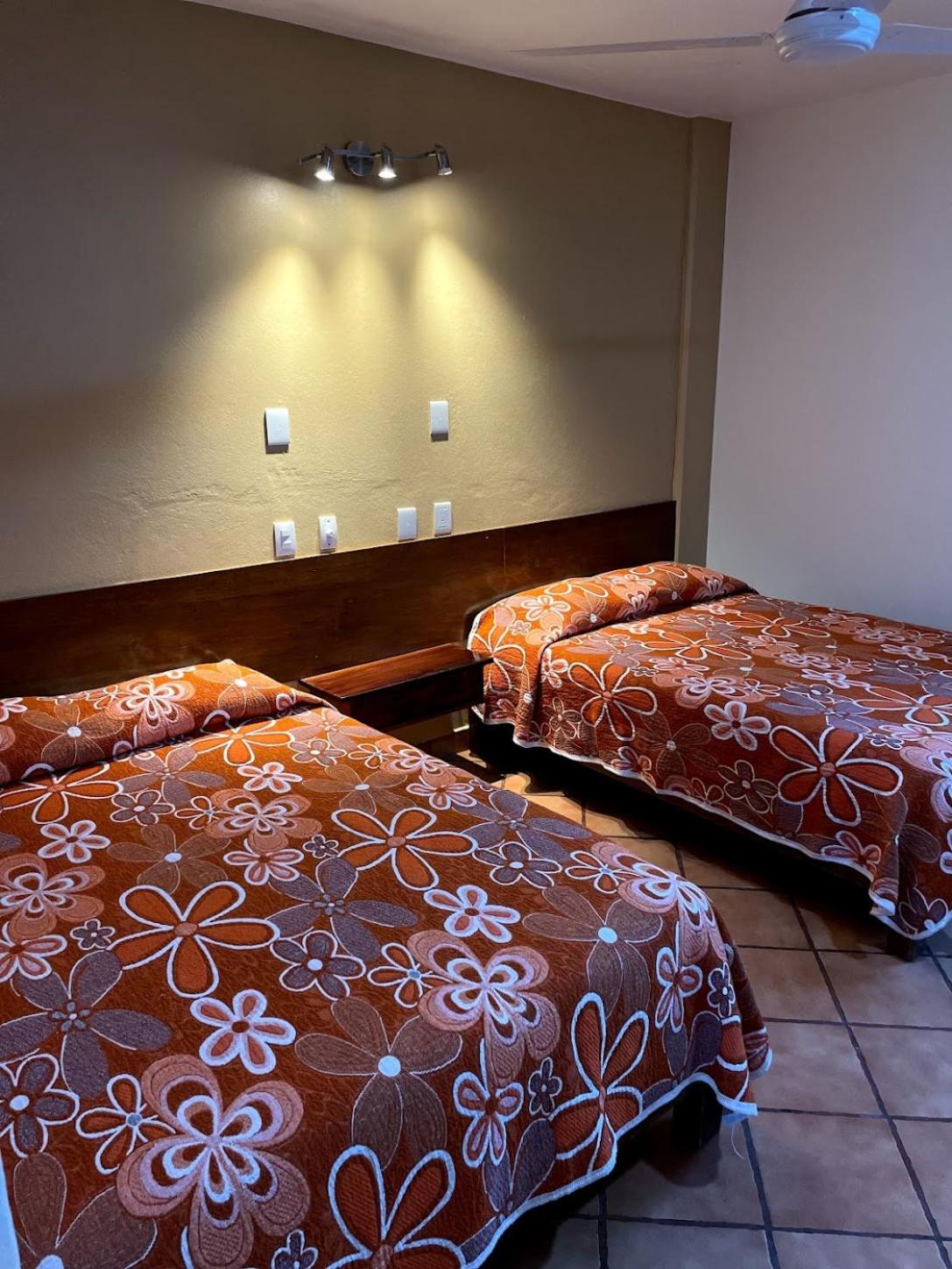 Standard Queen Room with Two Queen Beds - Photo 3