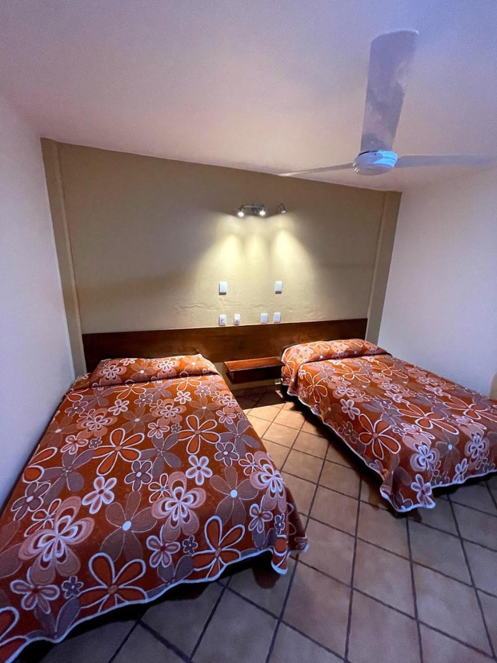 Standard Queen Room with Two Queen Beds - Photo 7