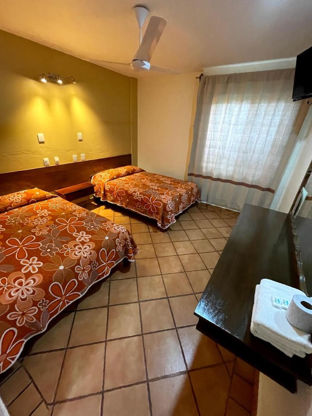 Standard Queen Room with Two Queen Beds - Photo 4