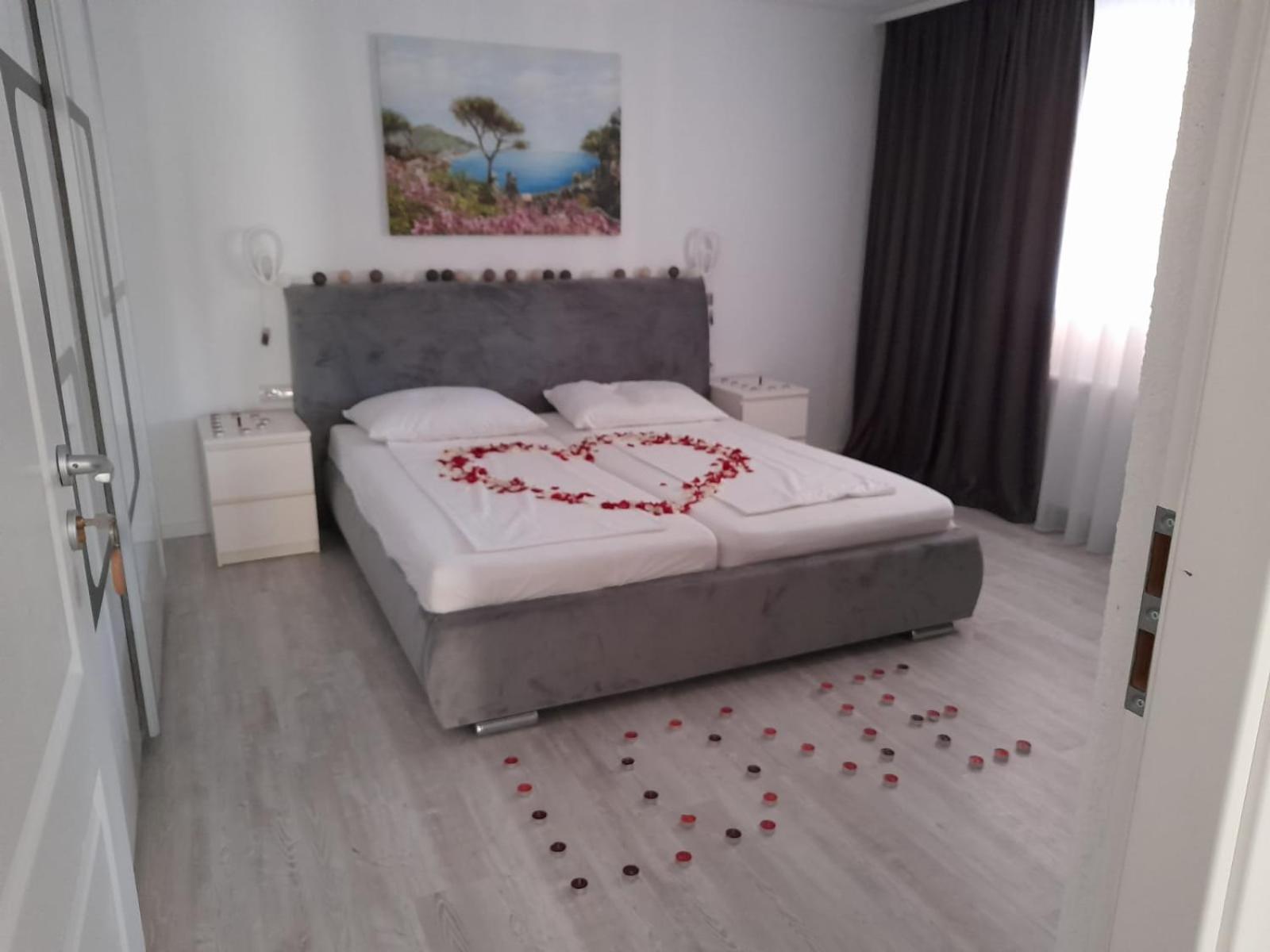Large Double Room - Photo 1