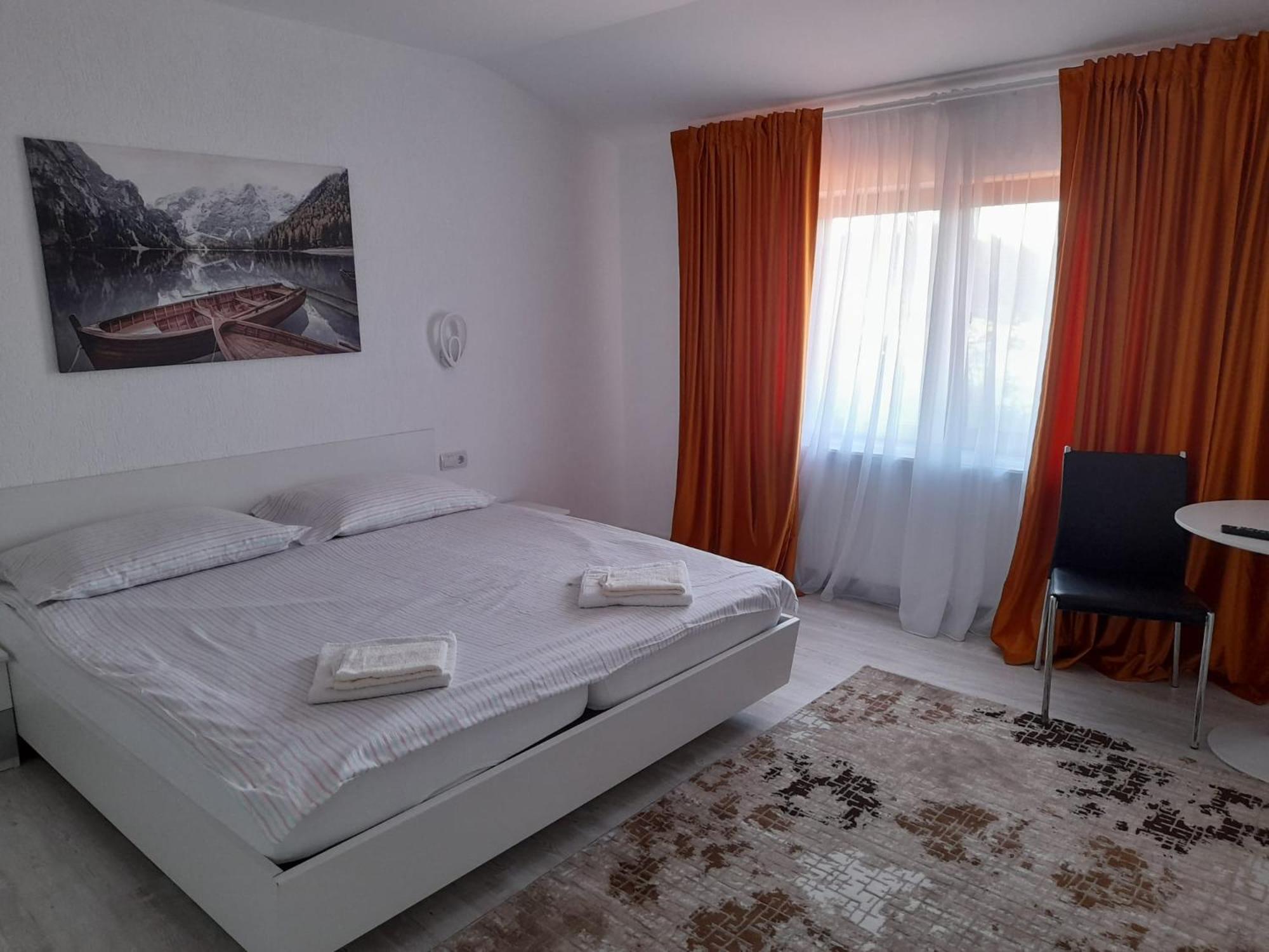 Large Double Room - Photo 2