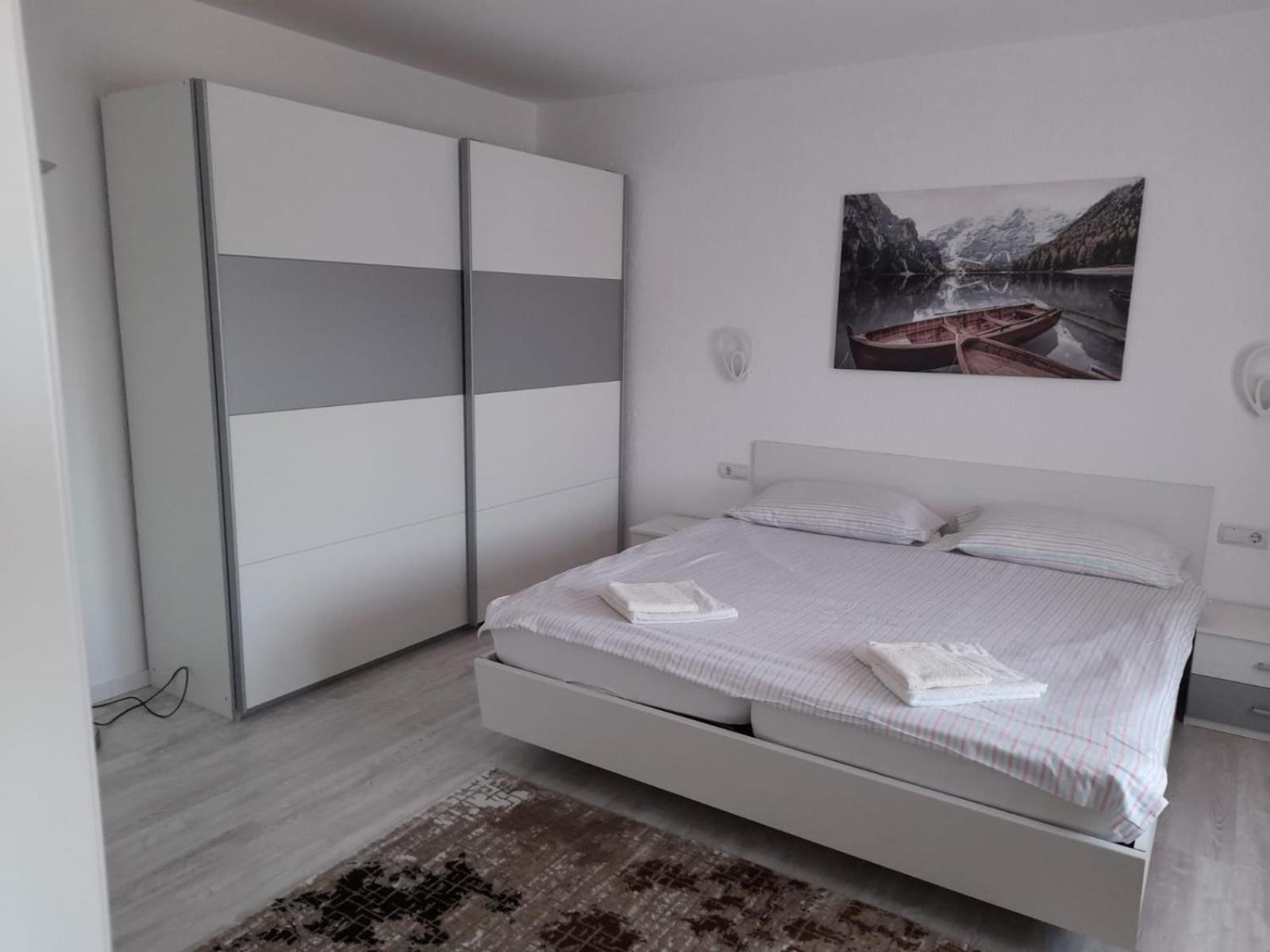 Large Double Room - Photo 5