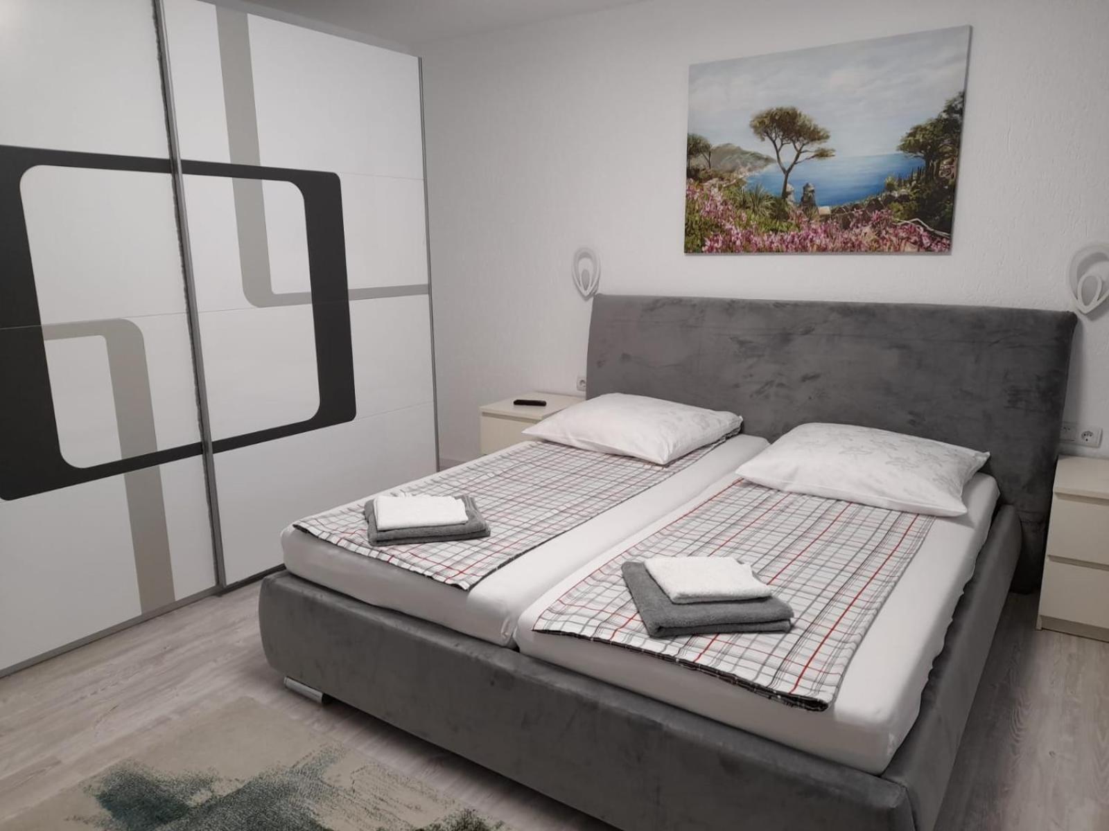 Large Double Room - Photo 3