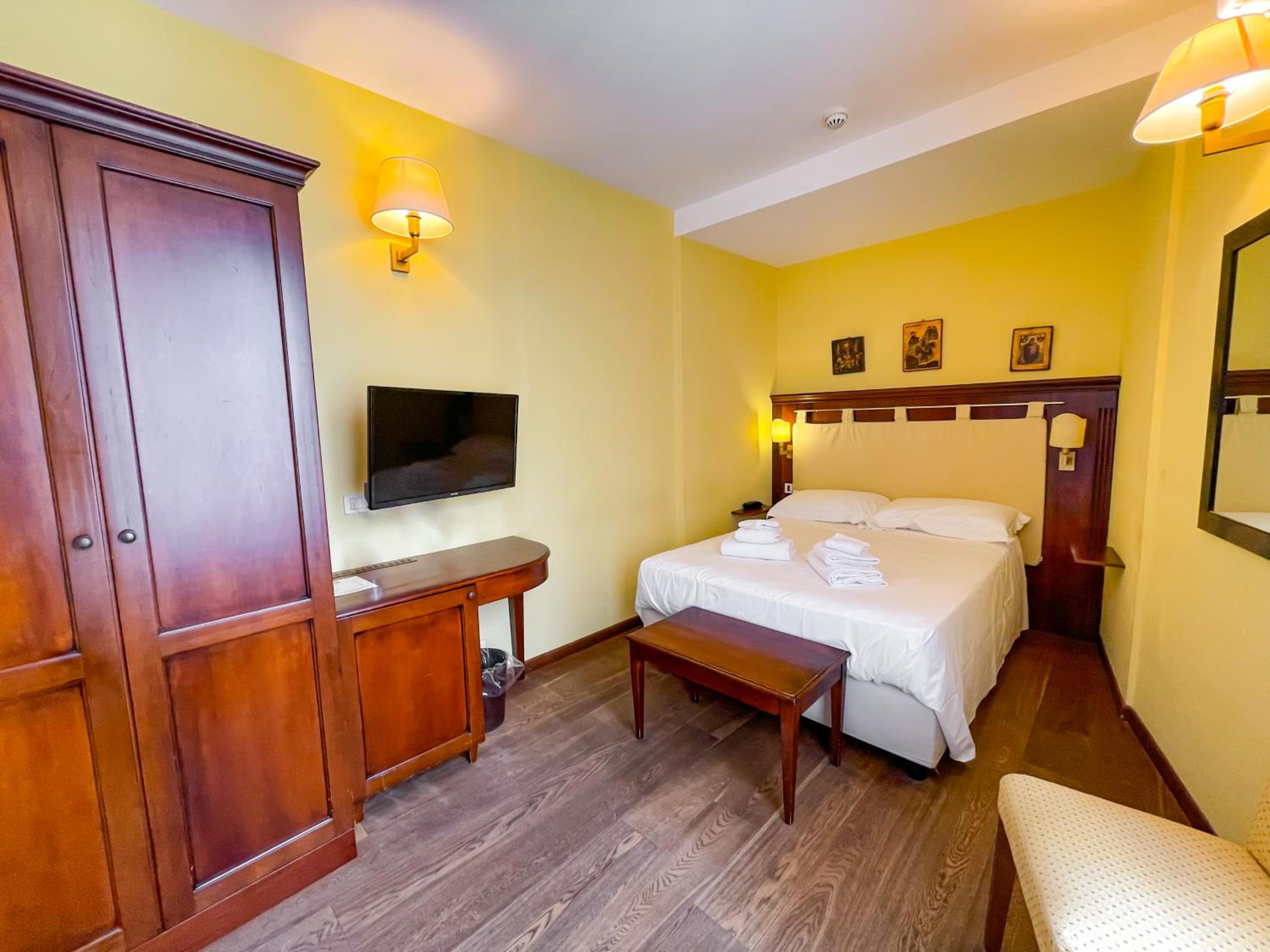 Standard Double Room - Photo 8