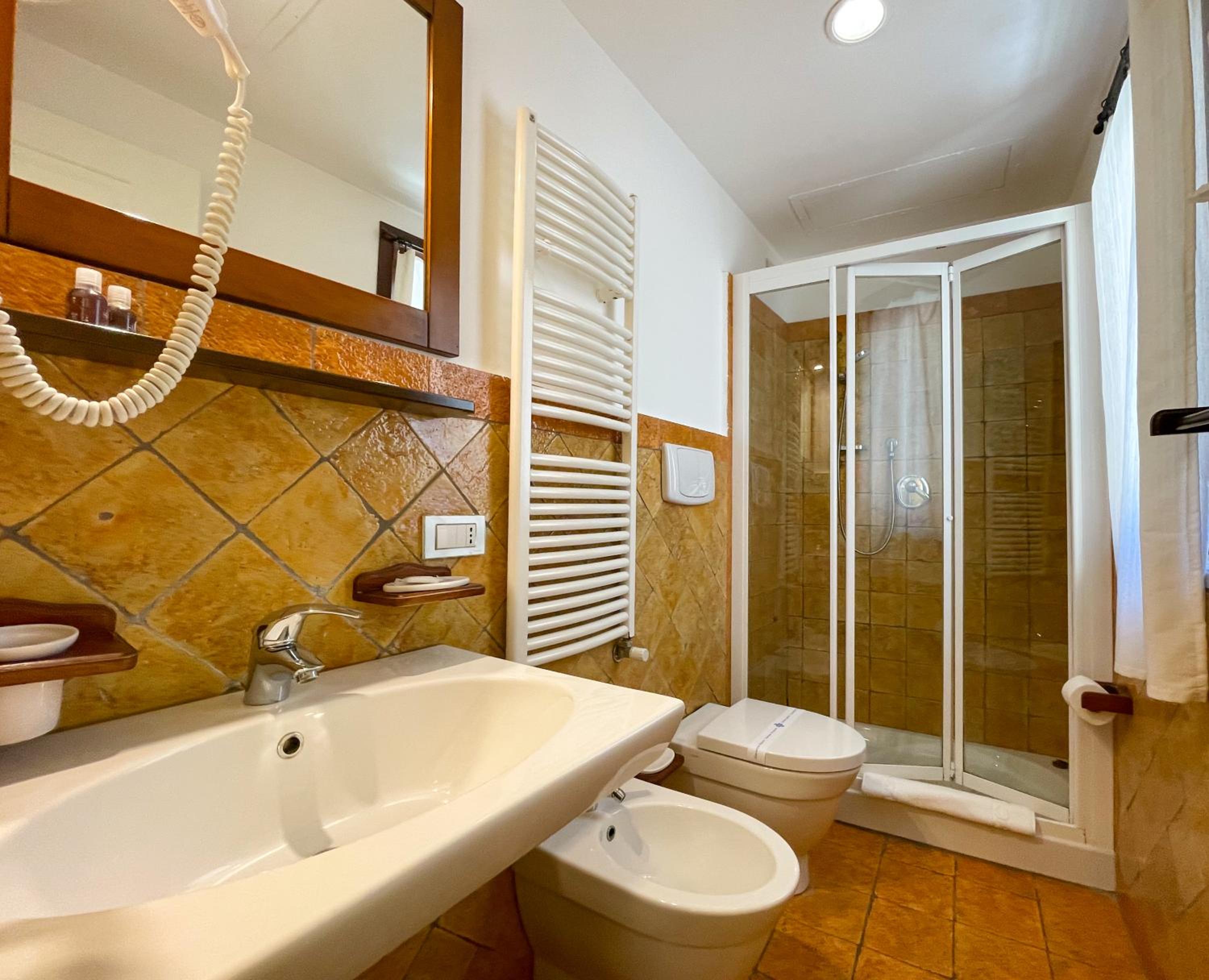 Standard Double Room - Photo 10