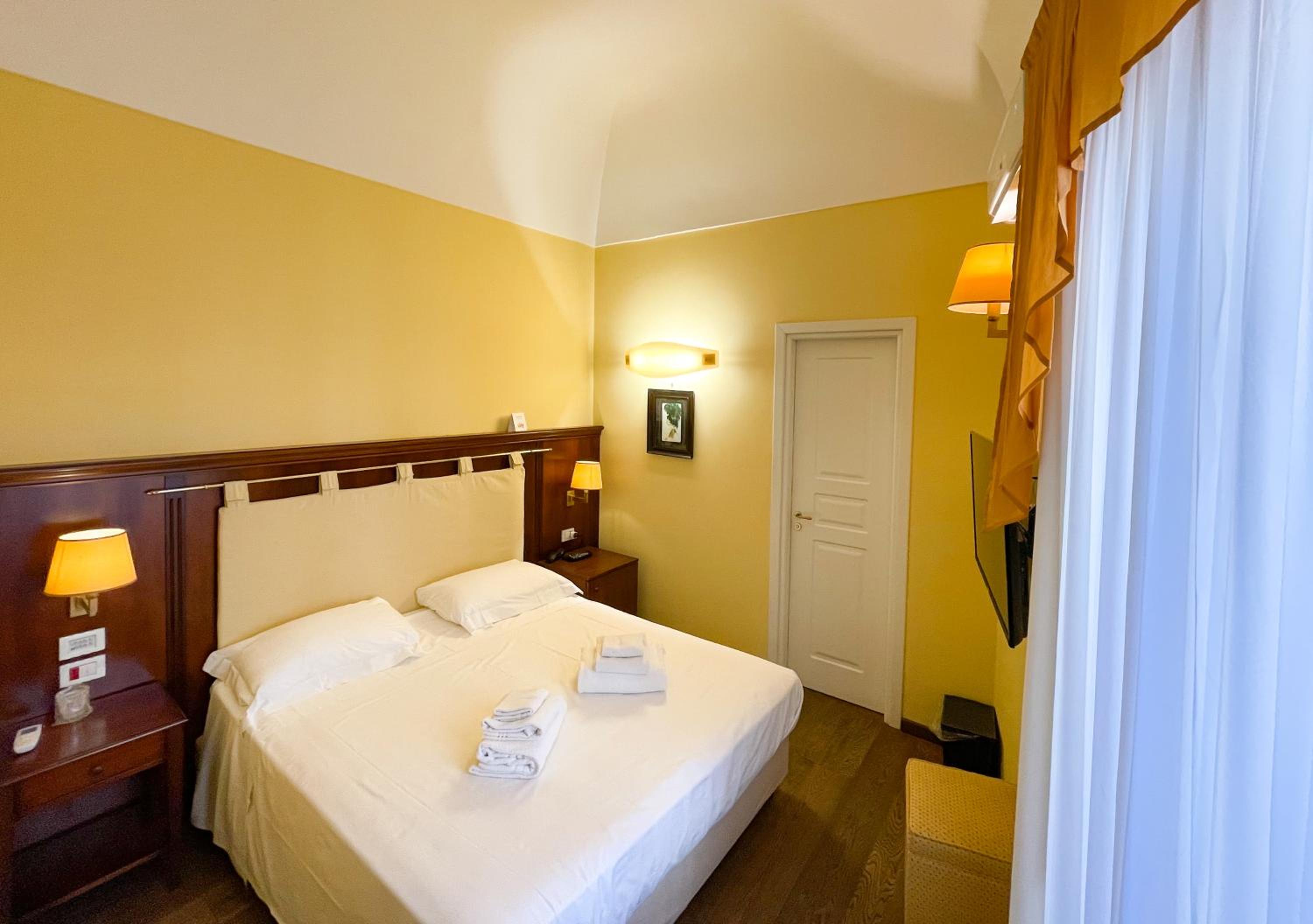 Standard Double Room - Photo 9