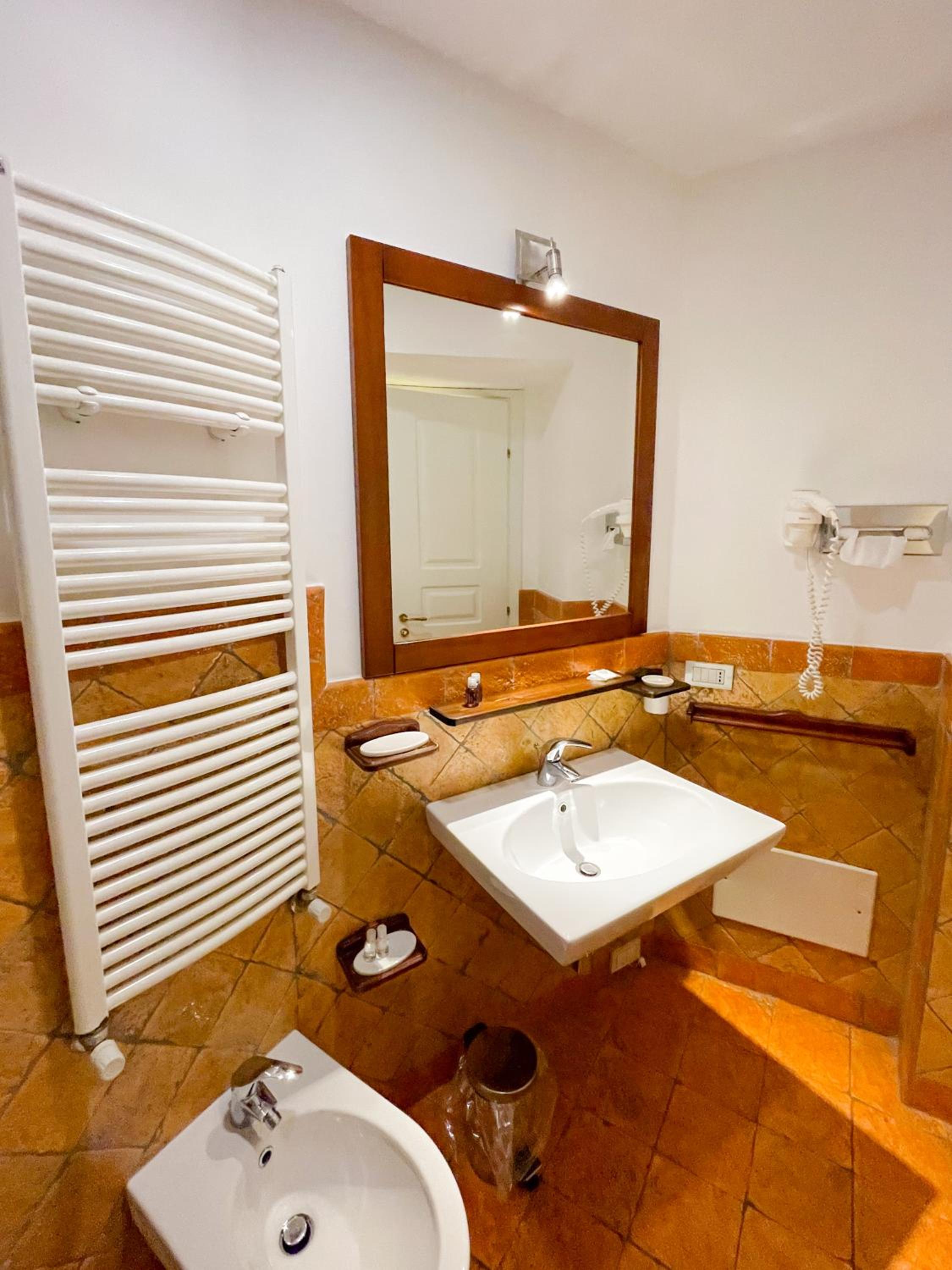 Standard Double Room - Photo 5
