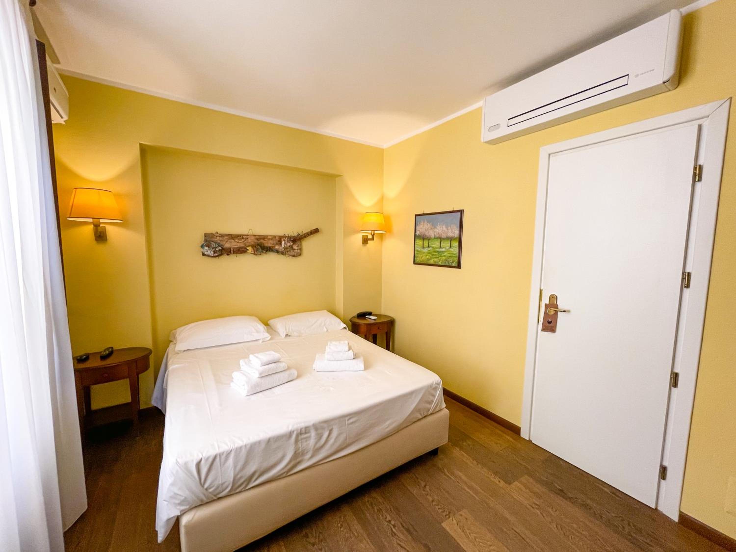 Standard Double Room - Photo 7