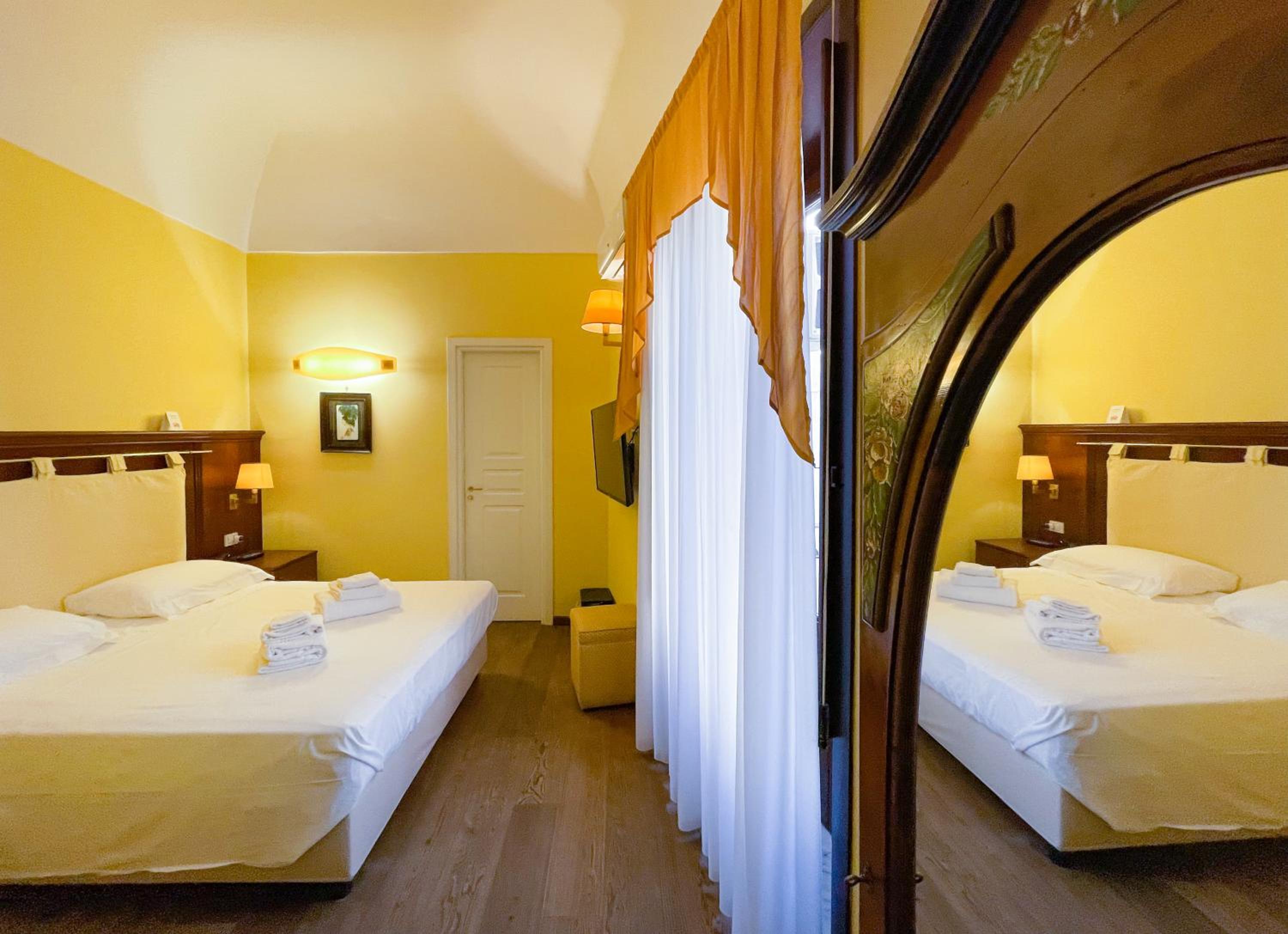 Standard Double Room - Photo 13