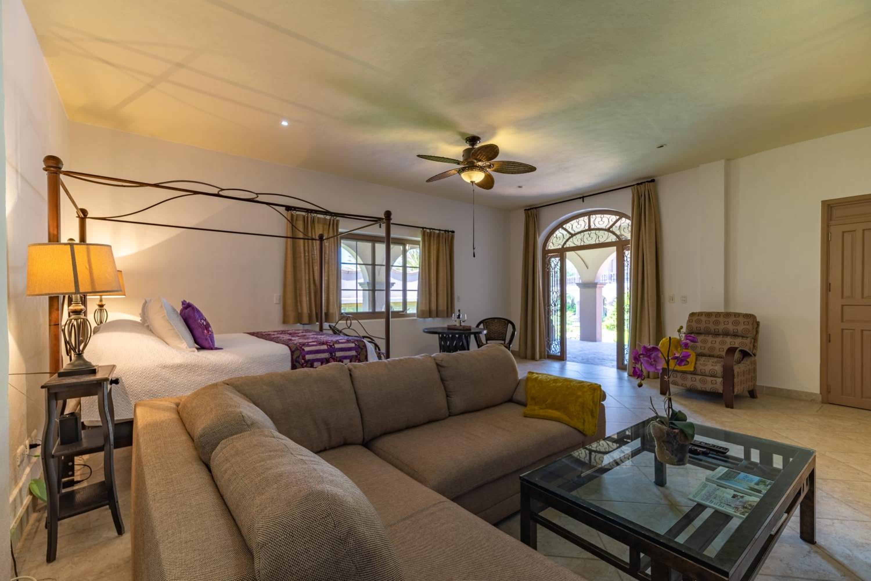 Standard Suite - Photo 16