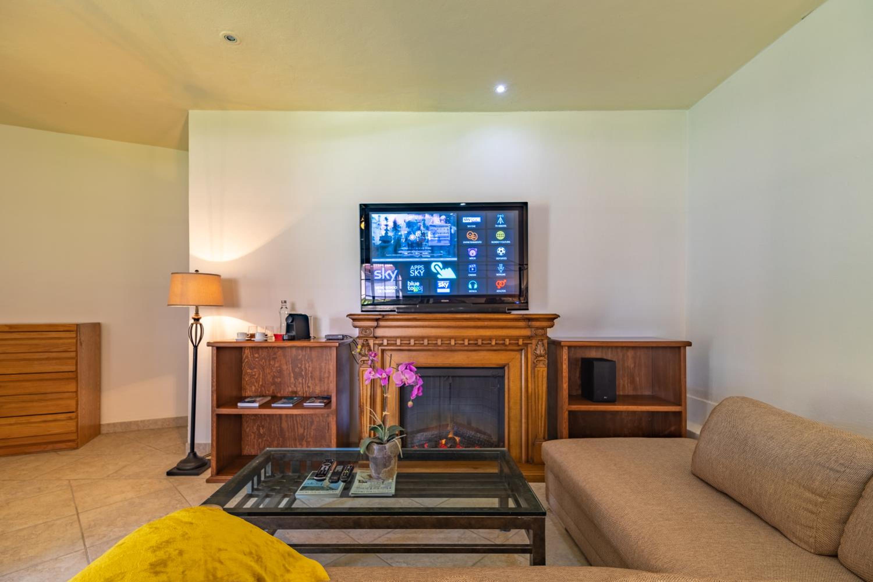 Standard Suite - Photo 12