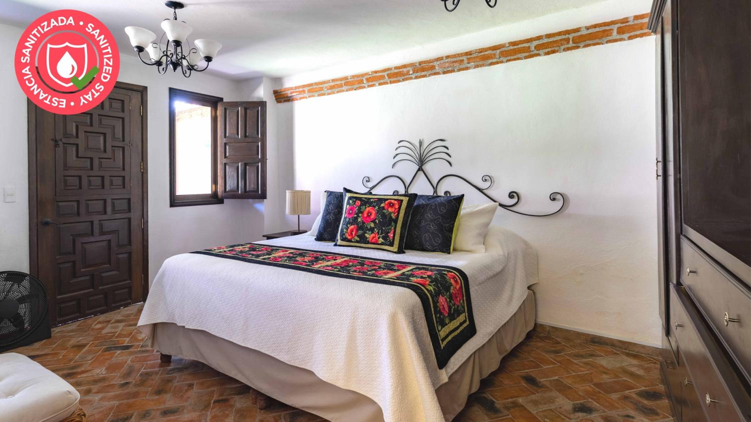 Five-Bedroom House - Photo 3