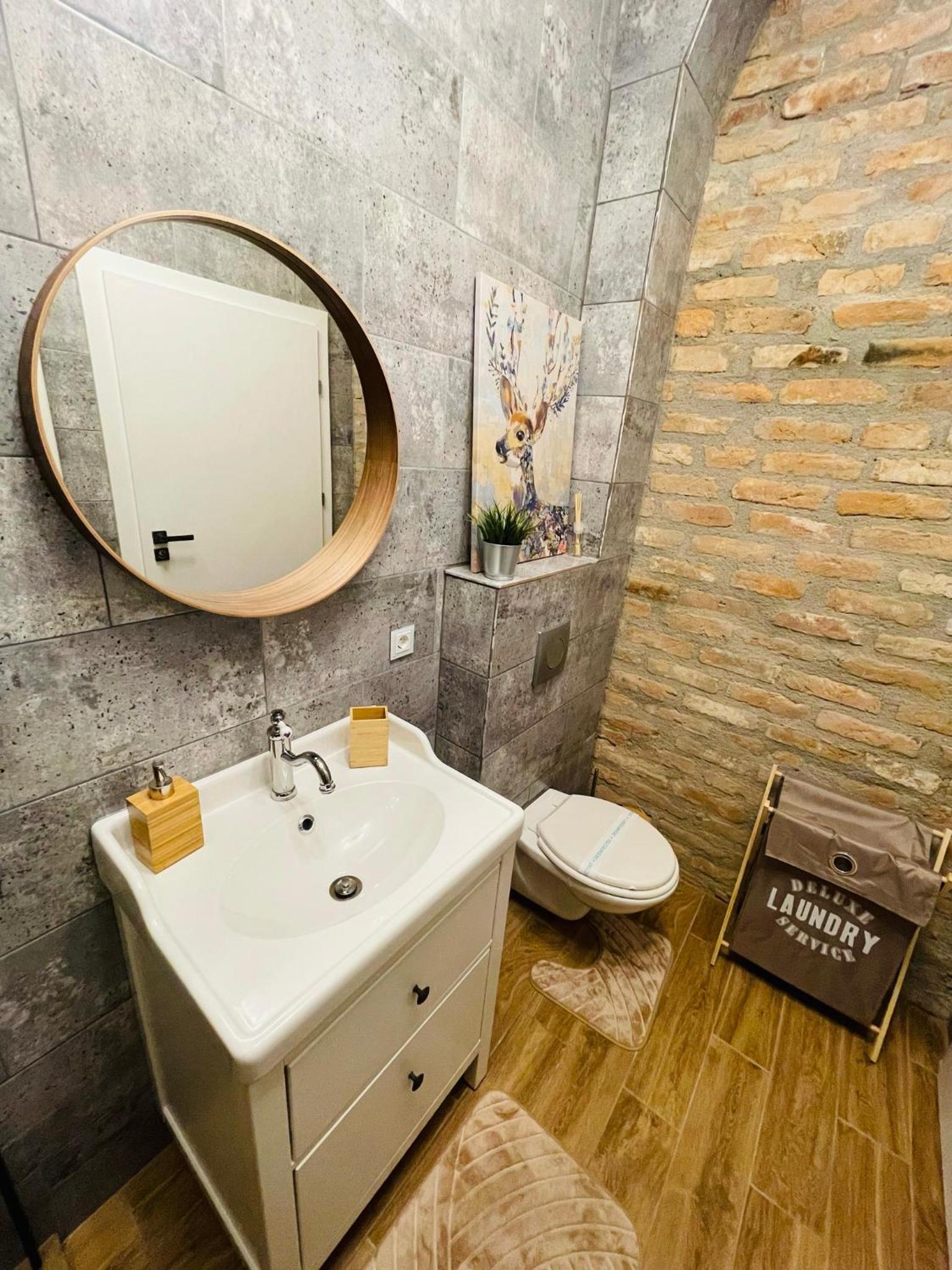 One-Bedroom Apartment - Photo 6