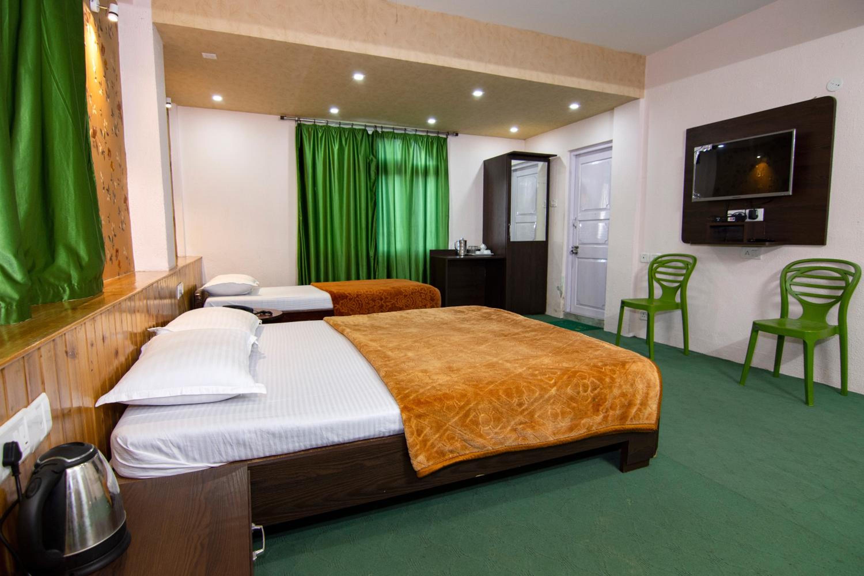 Quadruple Room with Balcony - Photo 2