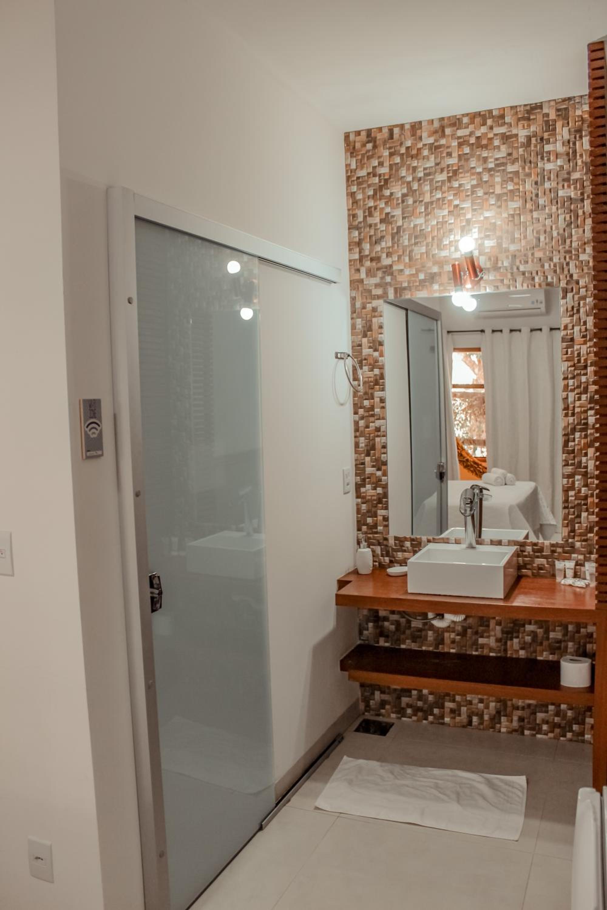 Double Room with Balcony - Photo 10