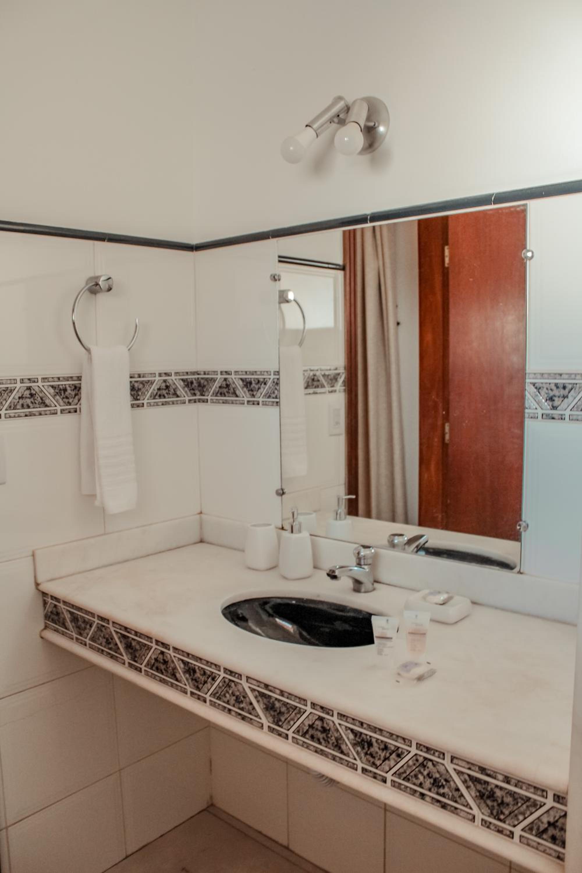 Double Room with Balcony - Photo 13