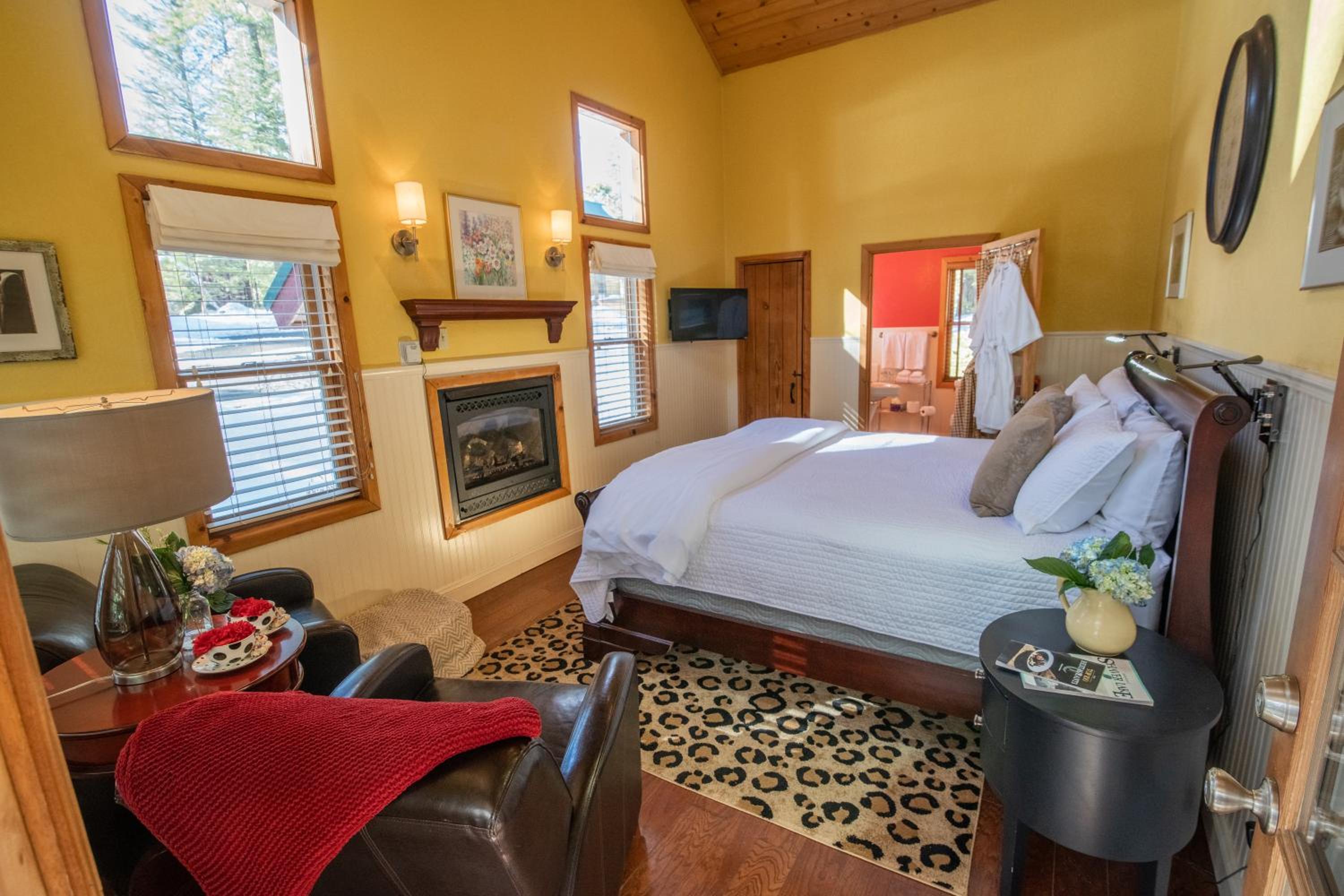 Deluxe King Suite photo 1