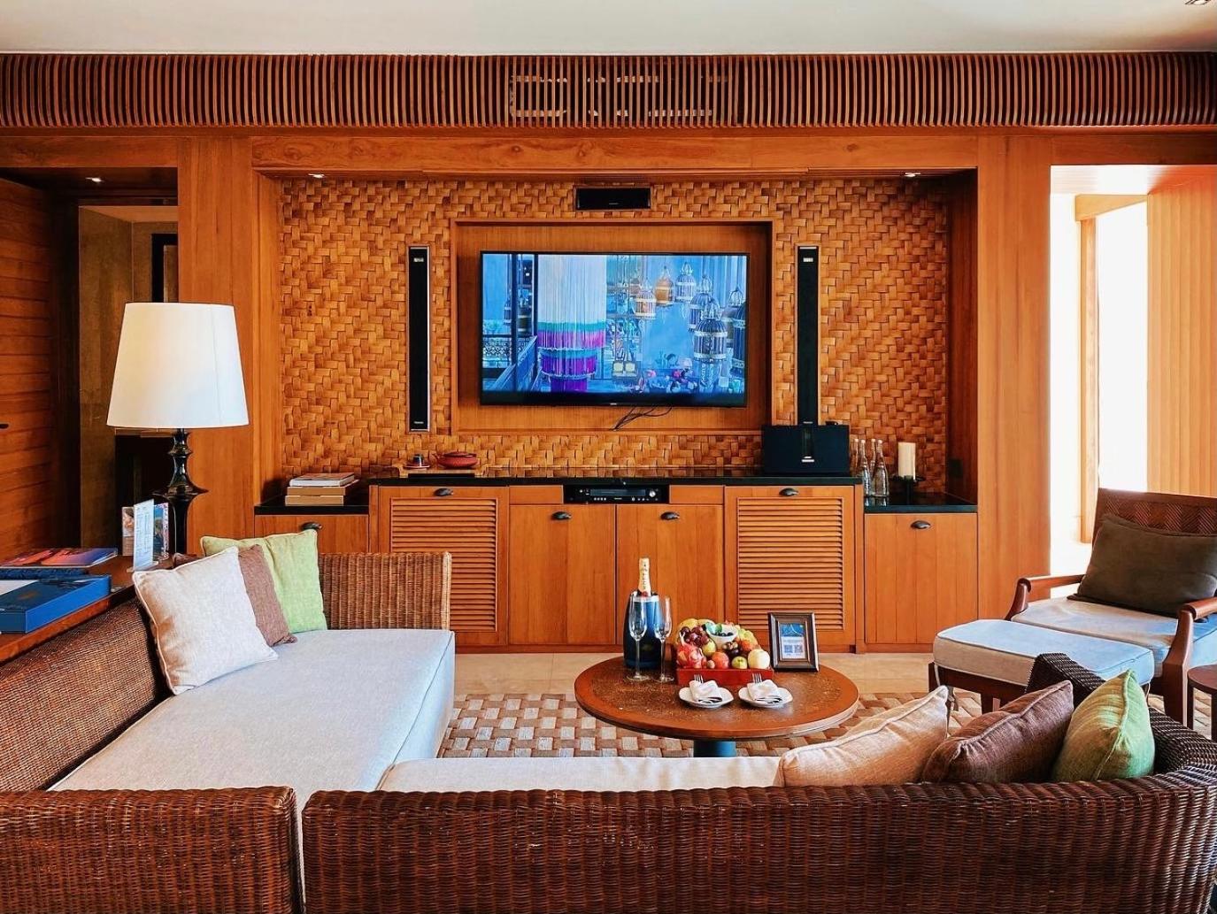 South China Sea  villa( Limos pick-up service from Sanya Phenix Airport+ Daliy afternoon tea+  Welcome bottle of champagne+Daily laundry service for up to 5 pieces+ butler service Late check-out until 2pm subject to availability Special welcome amenity)  - Photo 4