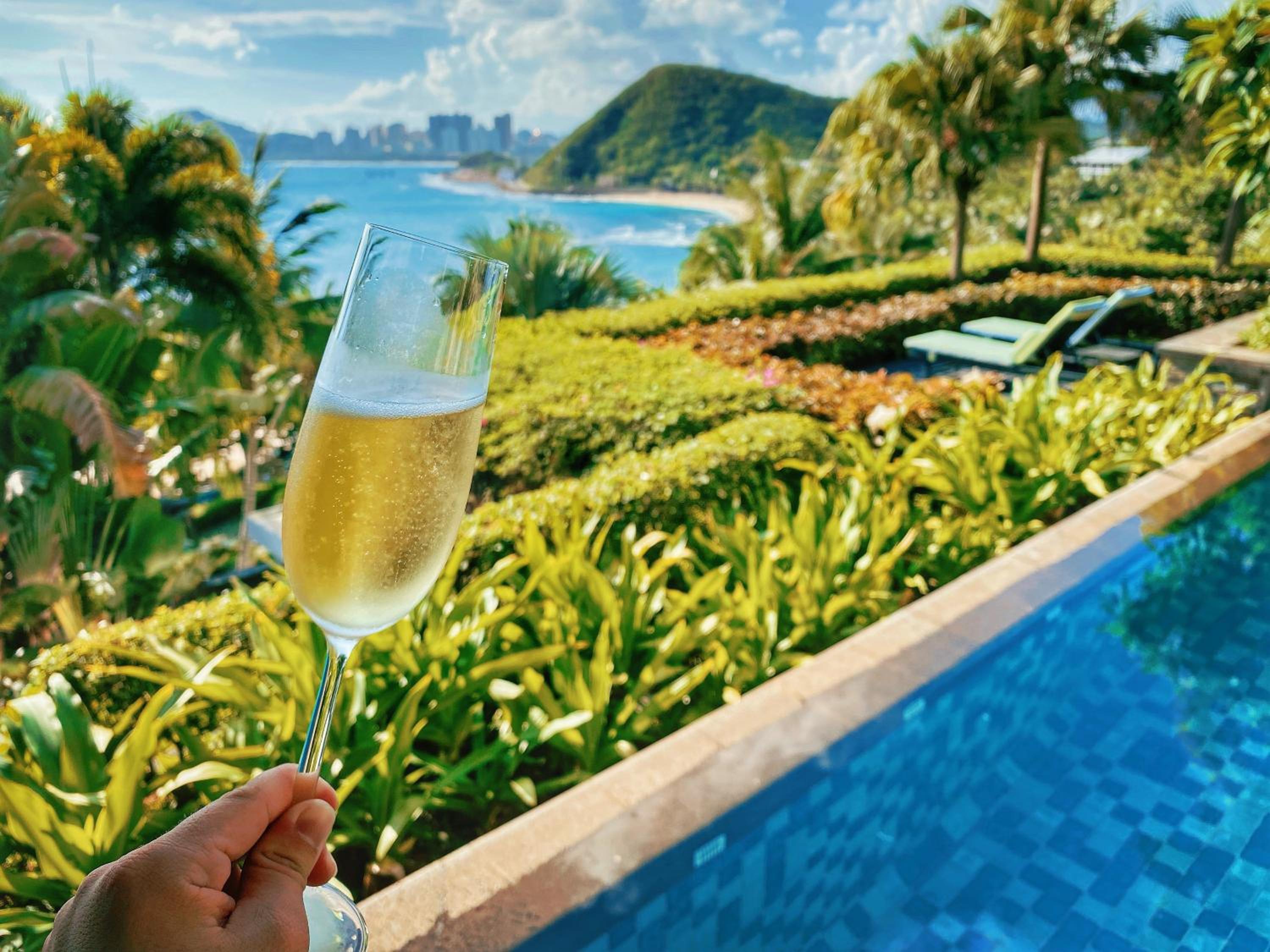 South China Sea  villa( Limos pick-up service from Sanya Phenix Airport+ Daliy afternoon tea+  Welcome bottle of champagne+Daily laundry service for up to 5 pieces+ butler service Late check-out until 2pm subject to availability Special welcome amenity)  - Photo 9
