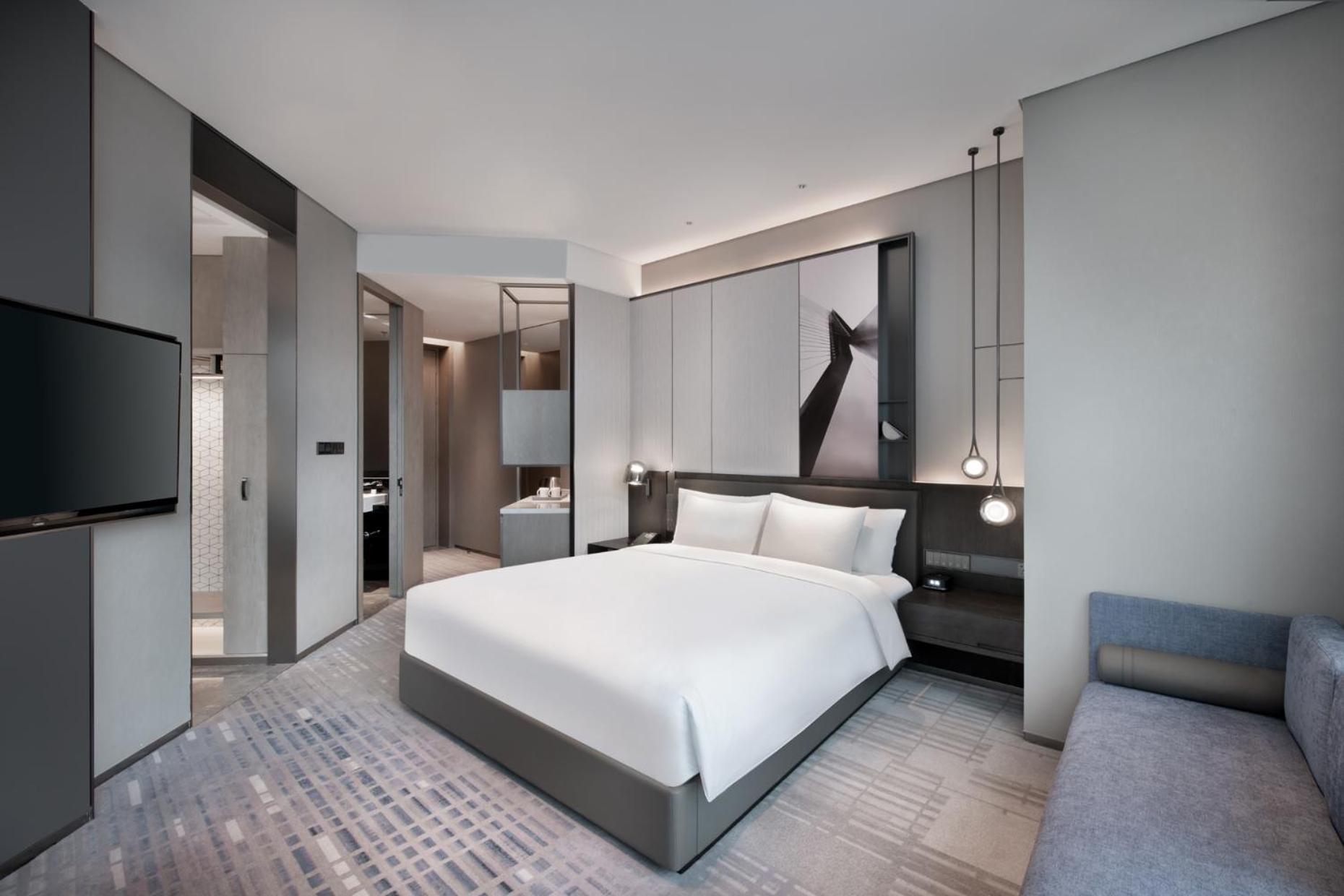 Premium King Room thumbnail 5