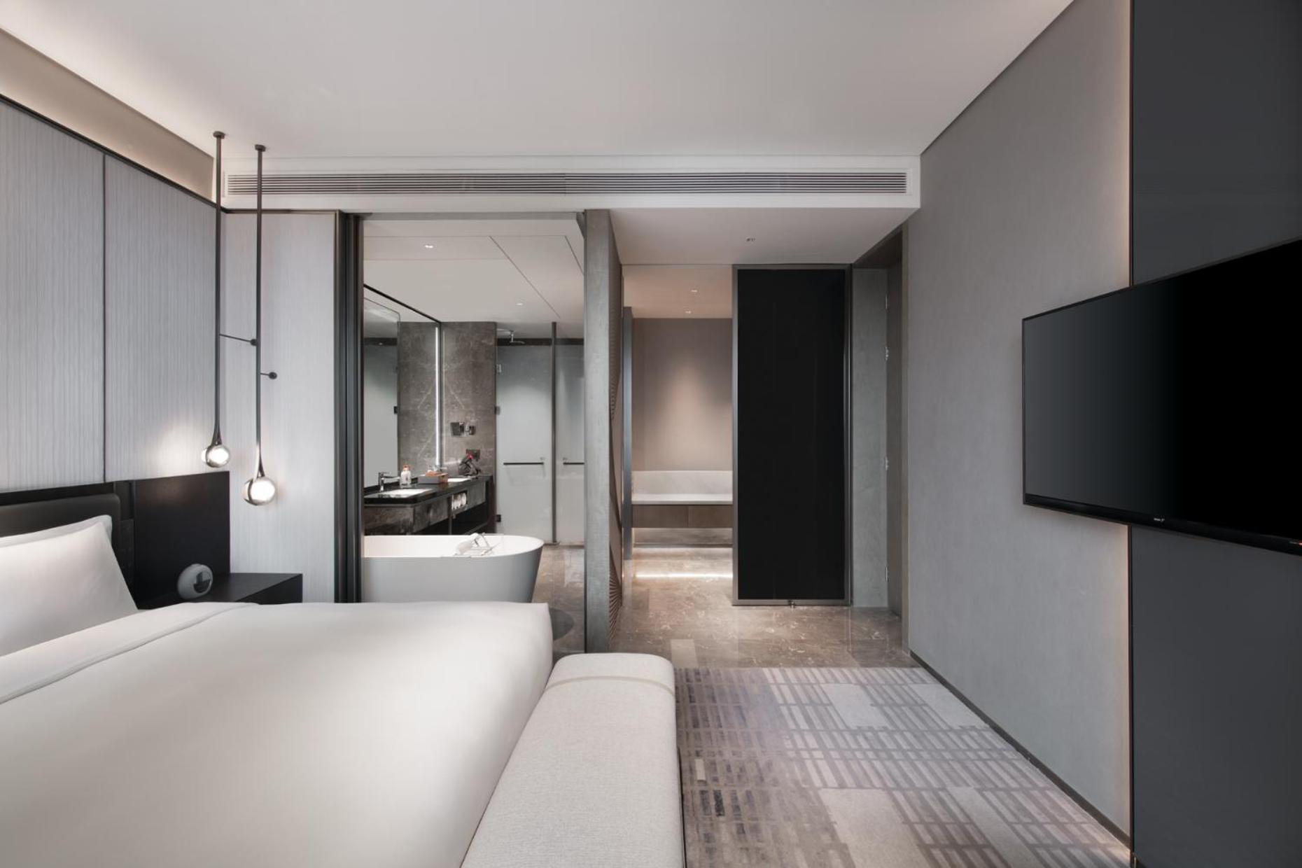 1 King One-Bedroom Suite