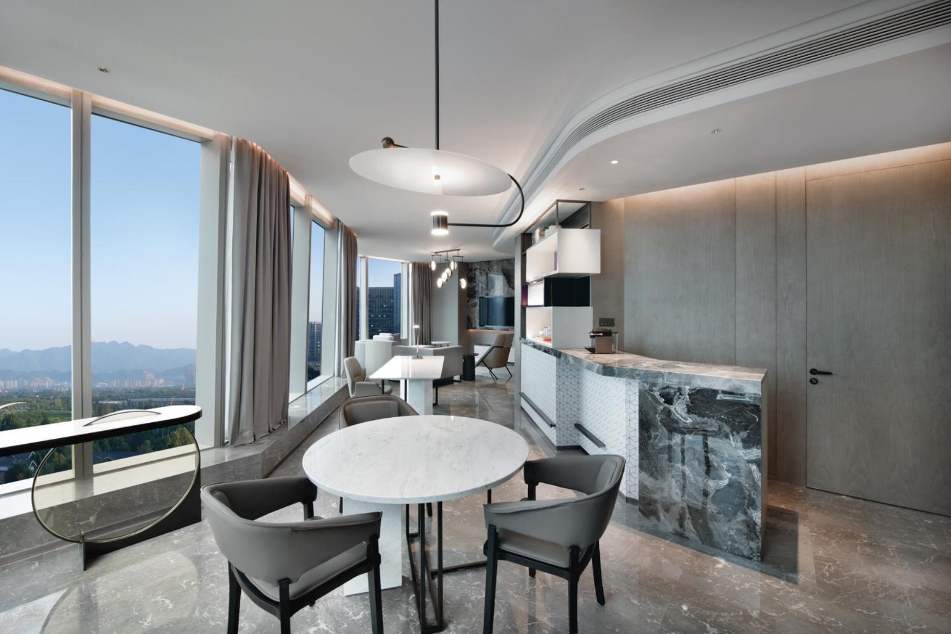 1 King One-Bedroom Suite