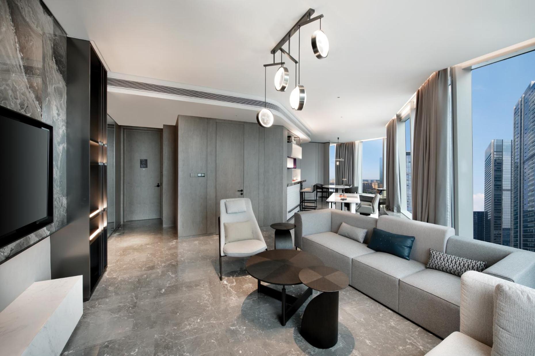 1 King One-Bedroom Suite