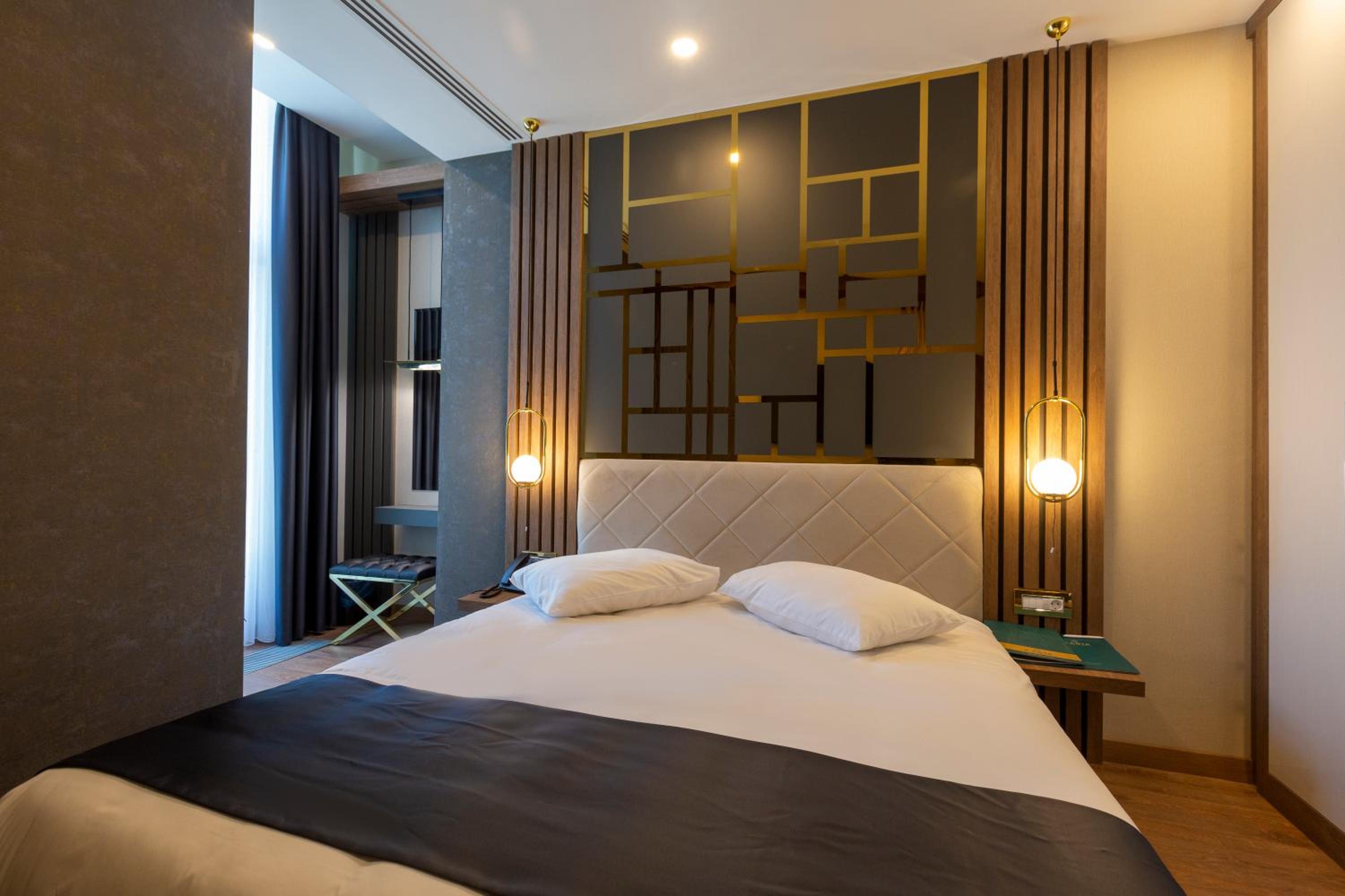 Executive Suite with Garden & Terrace Lake View