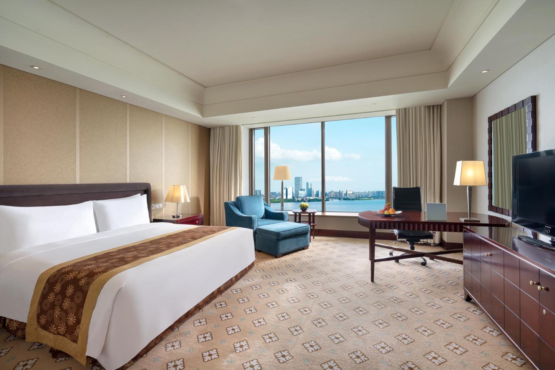 Executive Lake View King Room - Photo 2