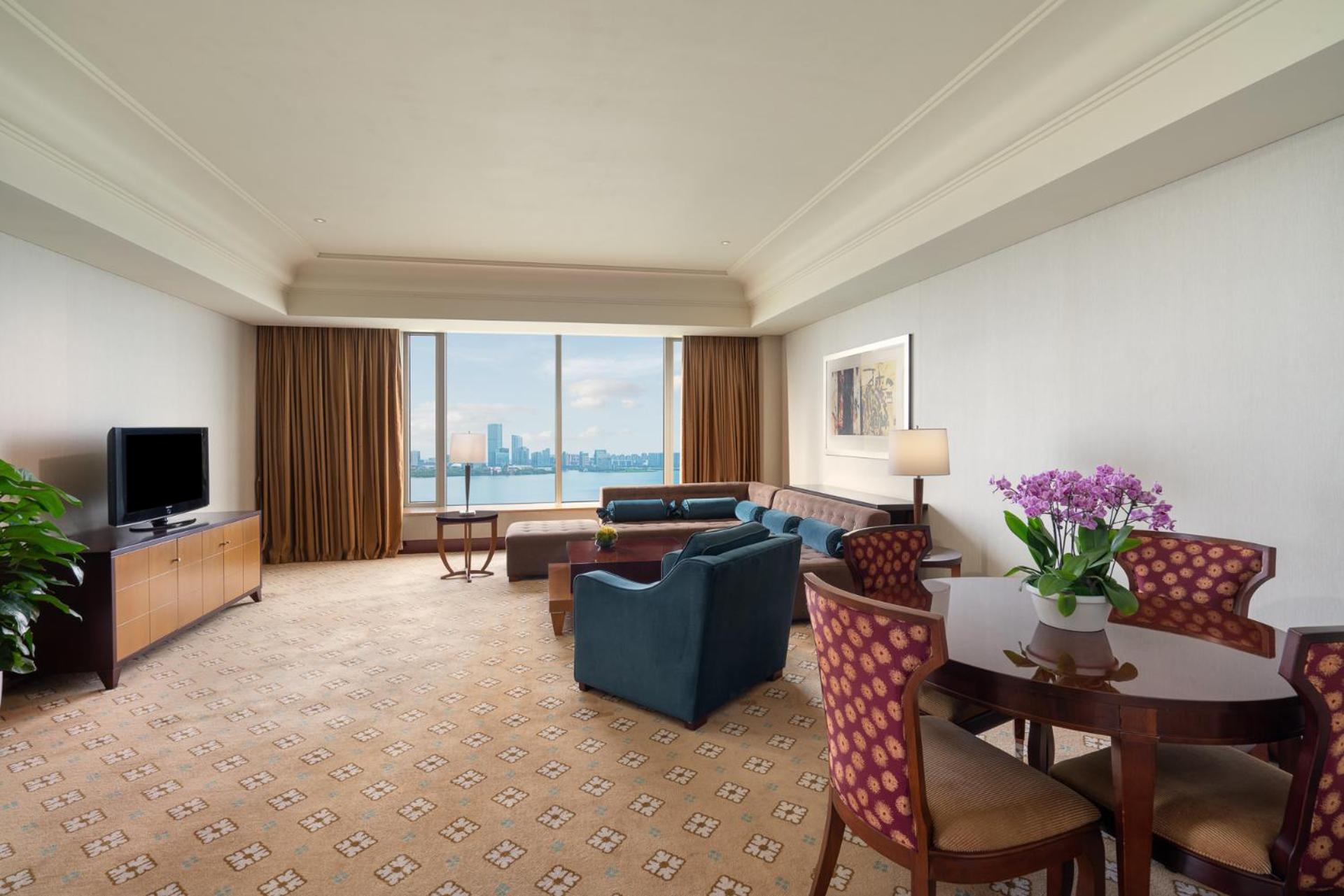 Executive Suite - Photo 9