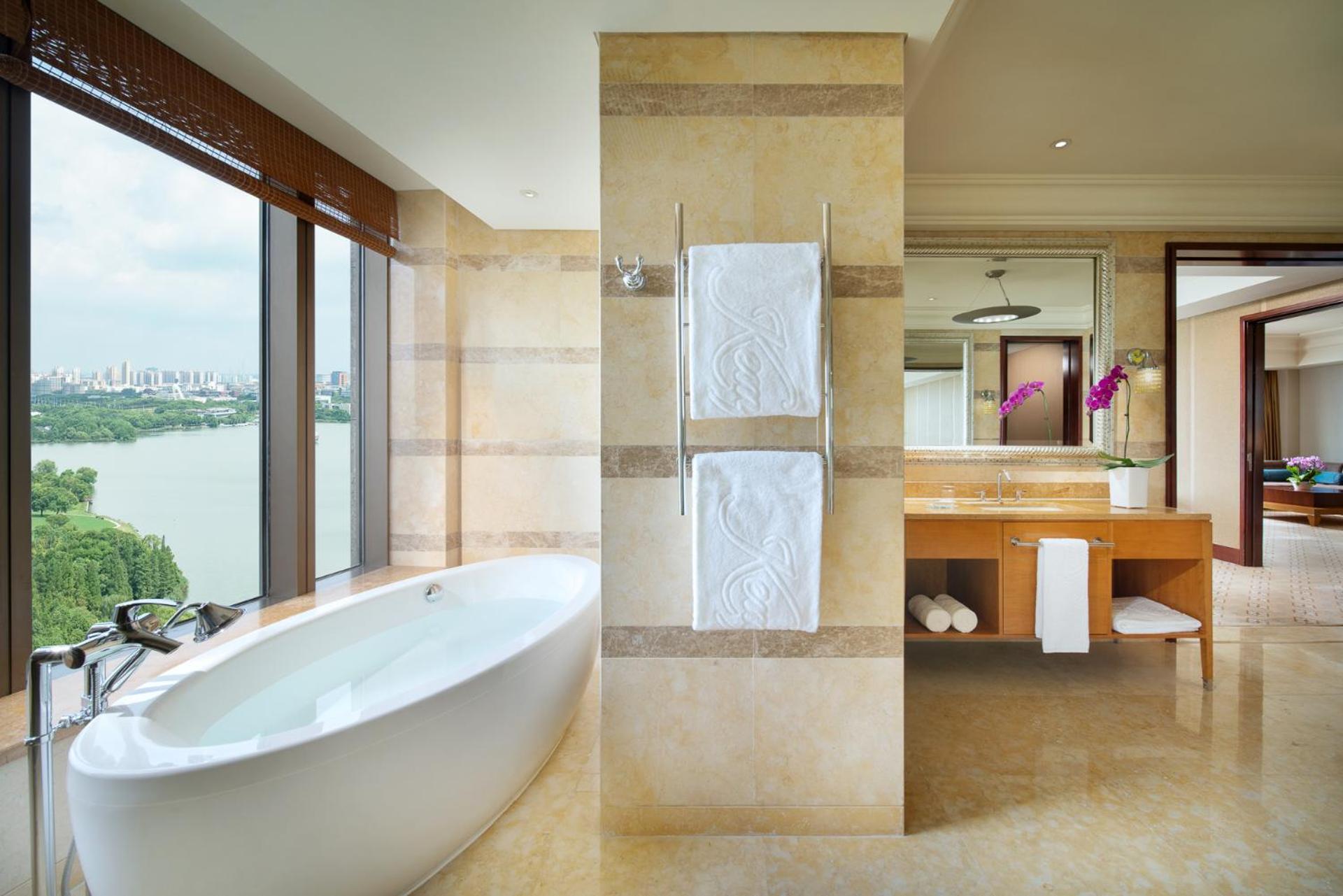 Executive Suite - Photo 8