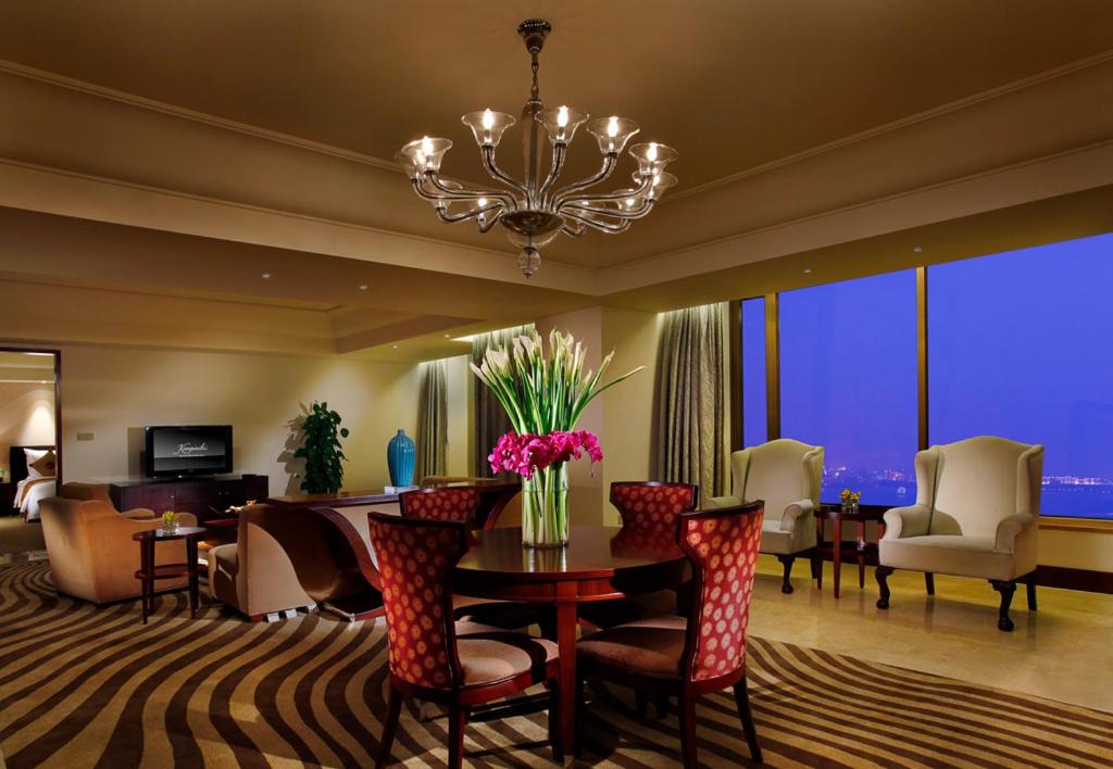 Diplomatic Suite - Photo 2