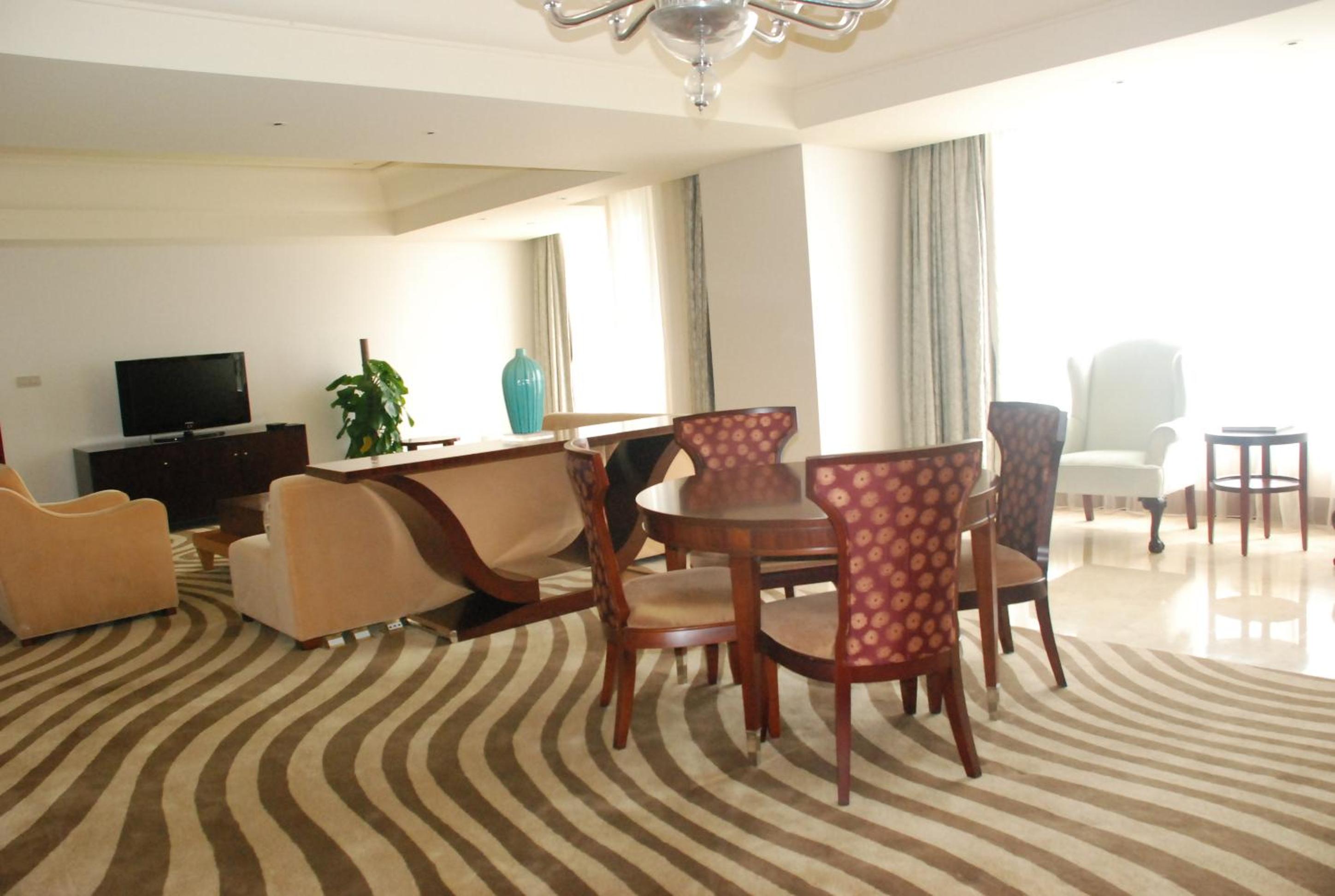 Diplomatic Suite - Photo 4