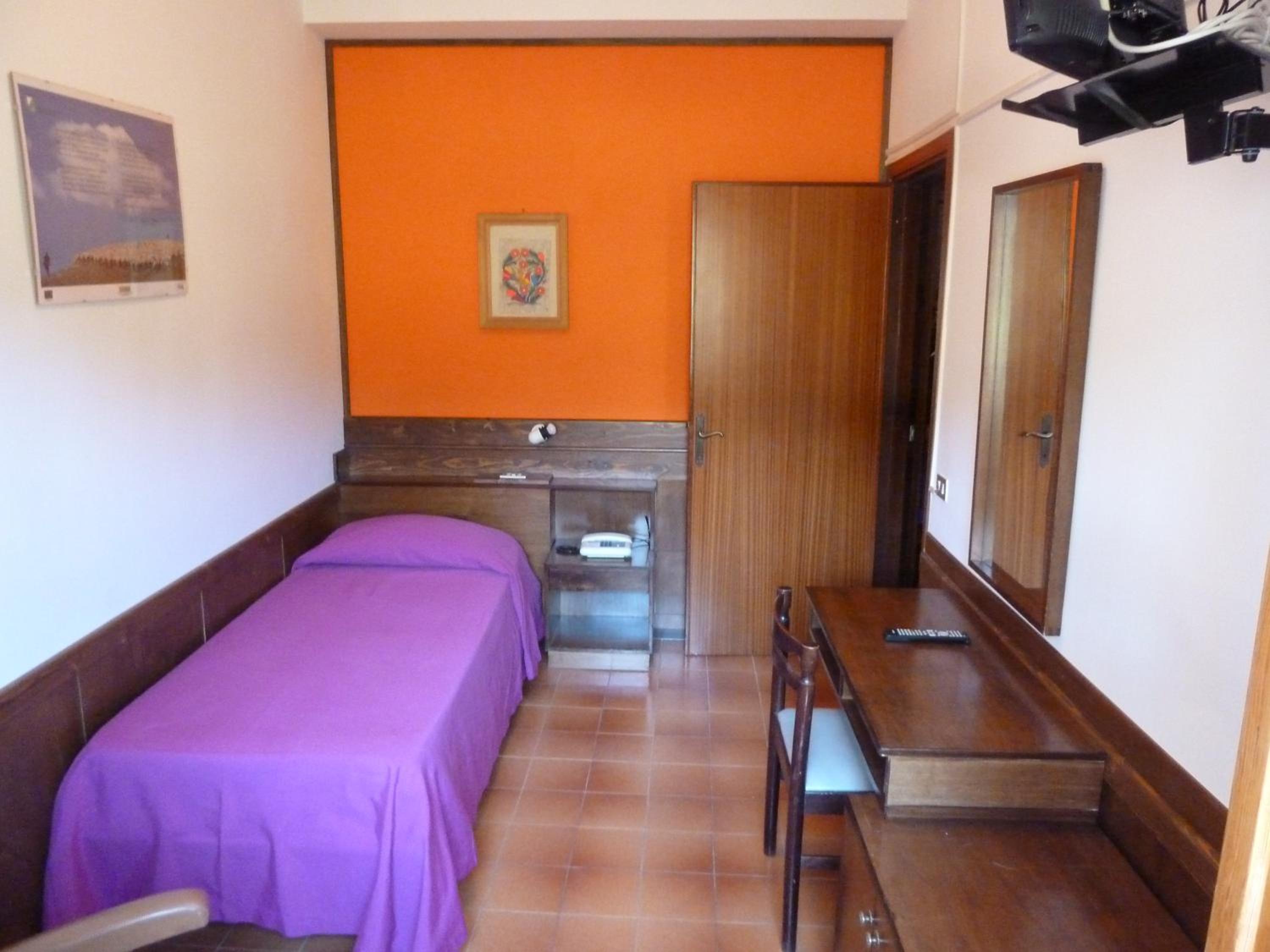 Single Room with Private Bathroom photo 1