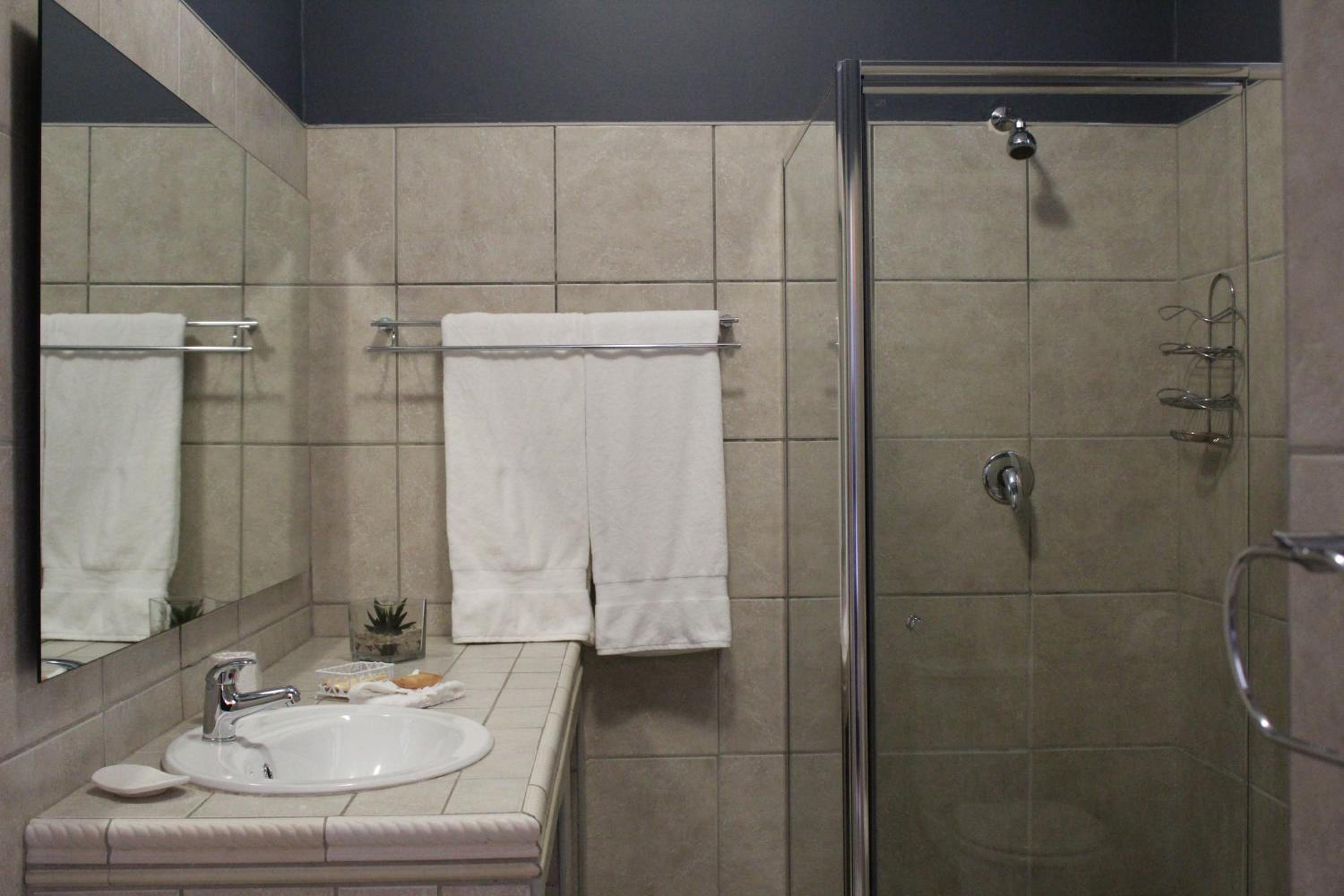 Standard Double Room - Photo 8