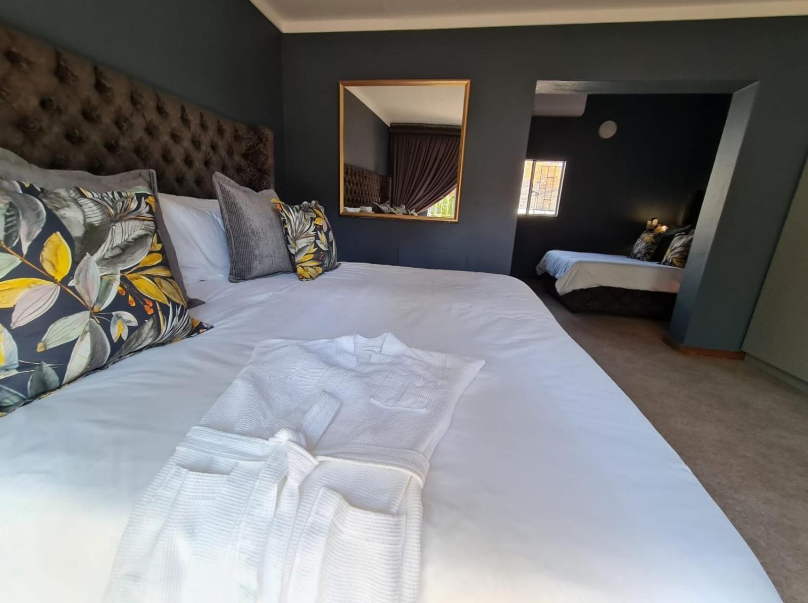 Double or Twin Room - Photo 5