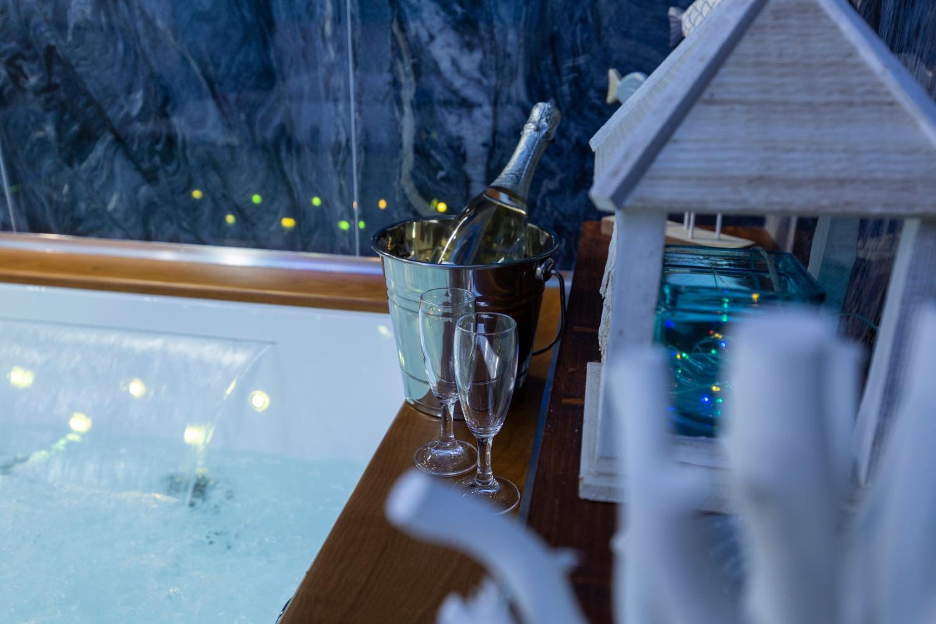 Deluxe Suite with Spa Bath photo 2