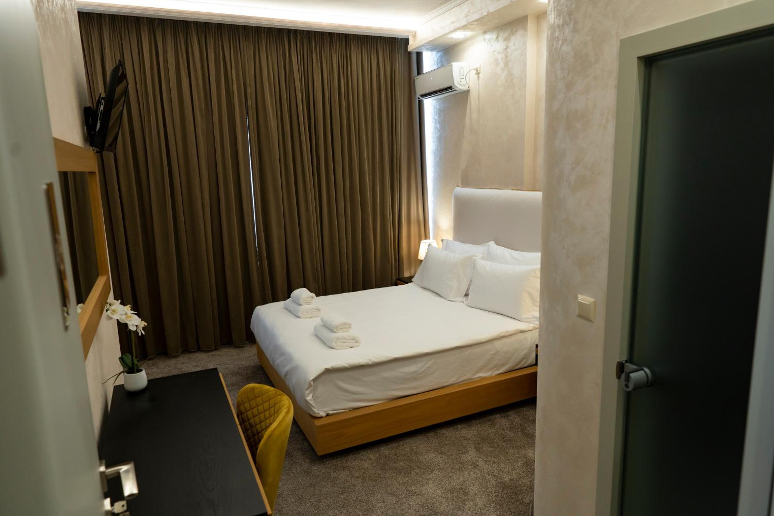 Deluxe Double Room - Photo 12