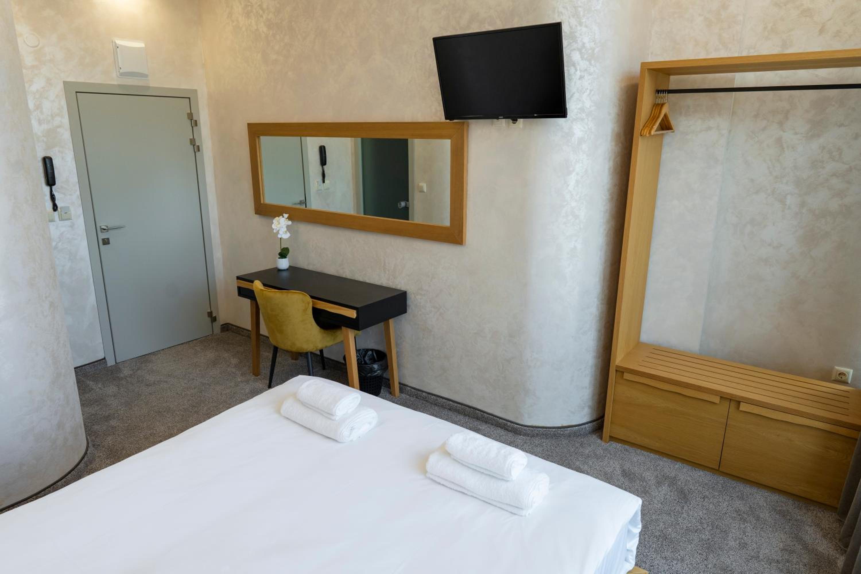 Deluxe Double Room - Photo 3