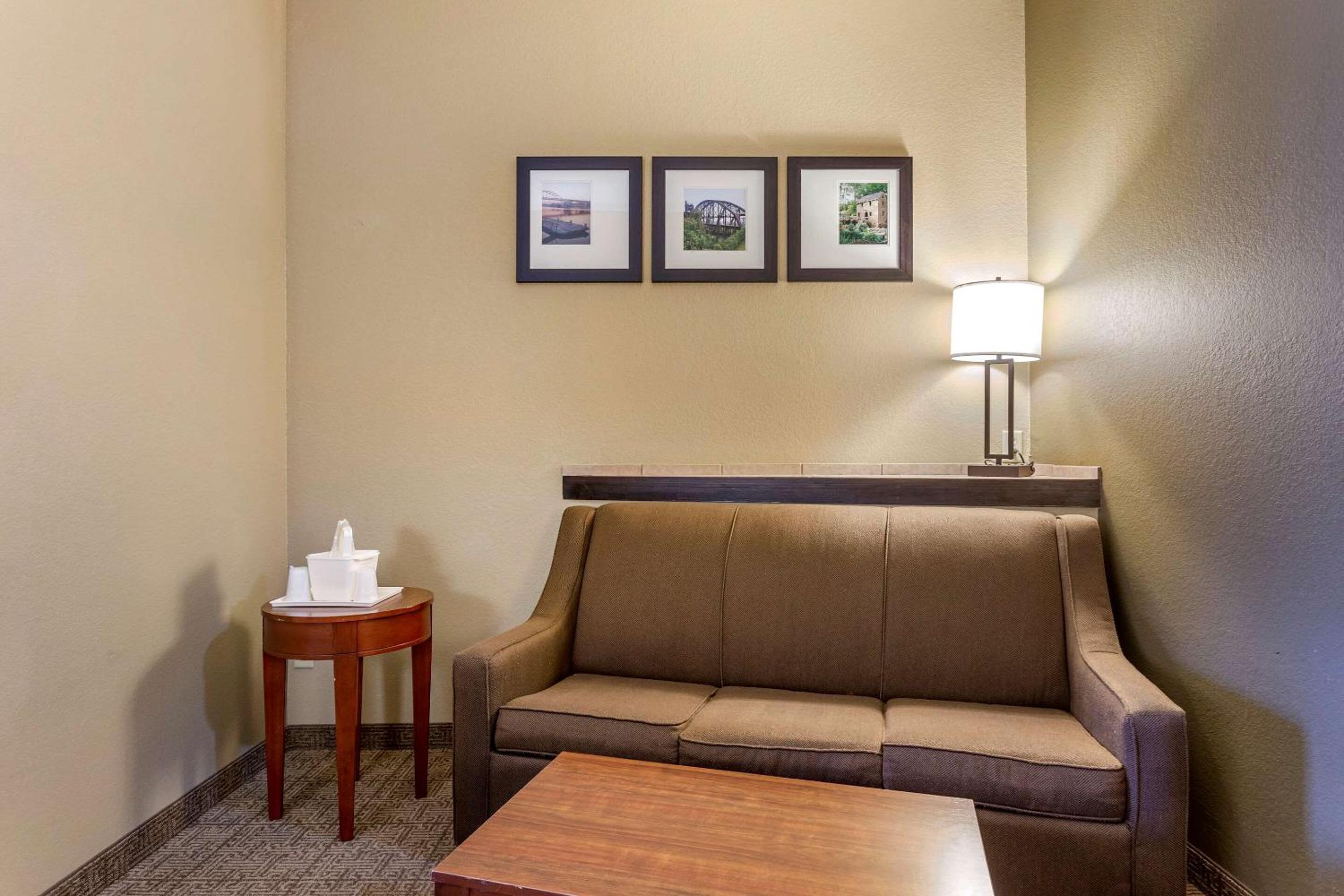 Queen Suite - Non-Smoking - Photo 1